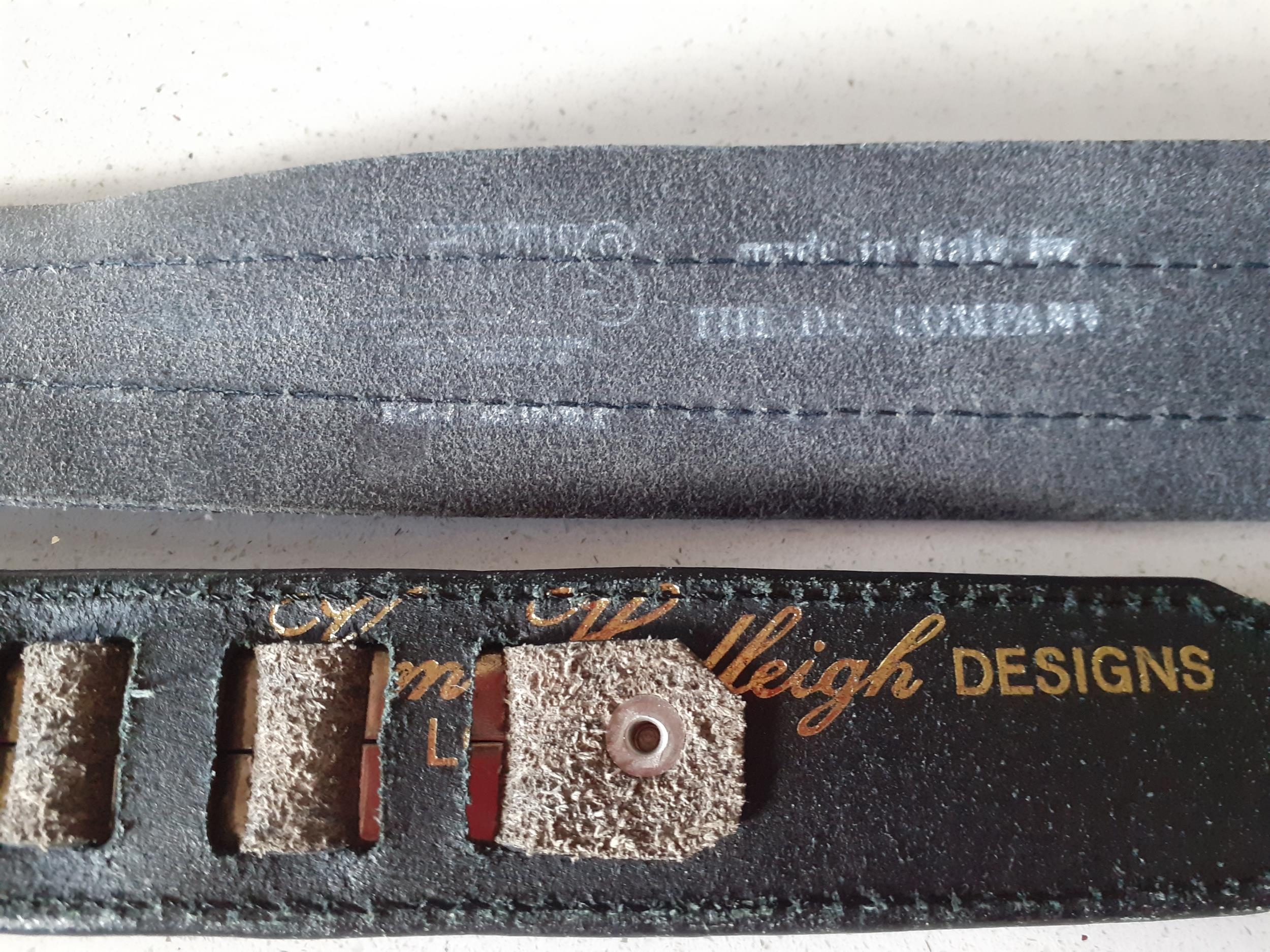 A group of 3 x 1980's belts to include a gold tone and brown snakeskin belt and a Levi black leather - Image 4 of 6