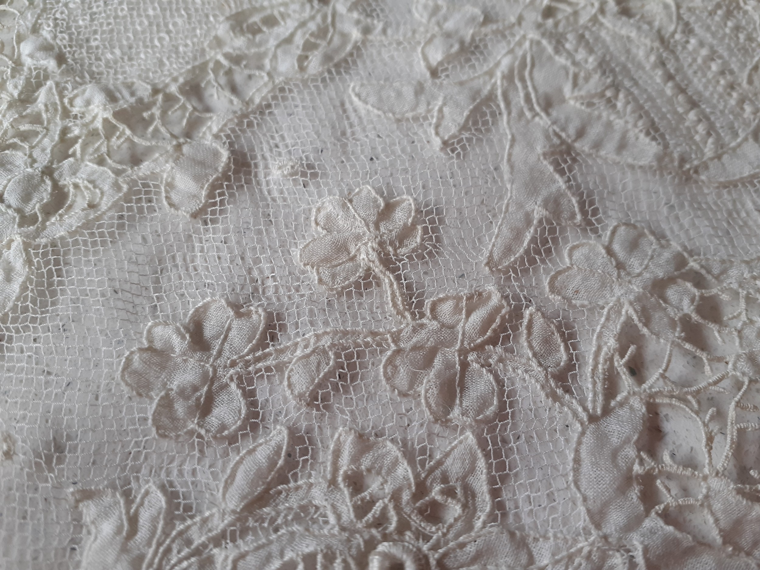 A quantity of vintage lace collars, sleeves, table mats and insertions to include a Honiton lace - Bild 9 aus 10