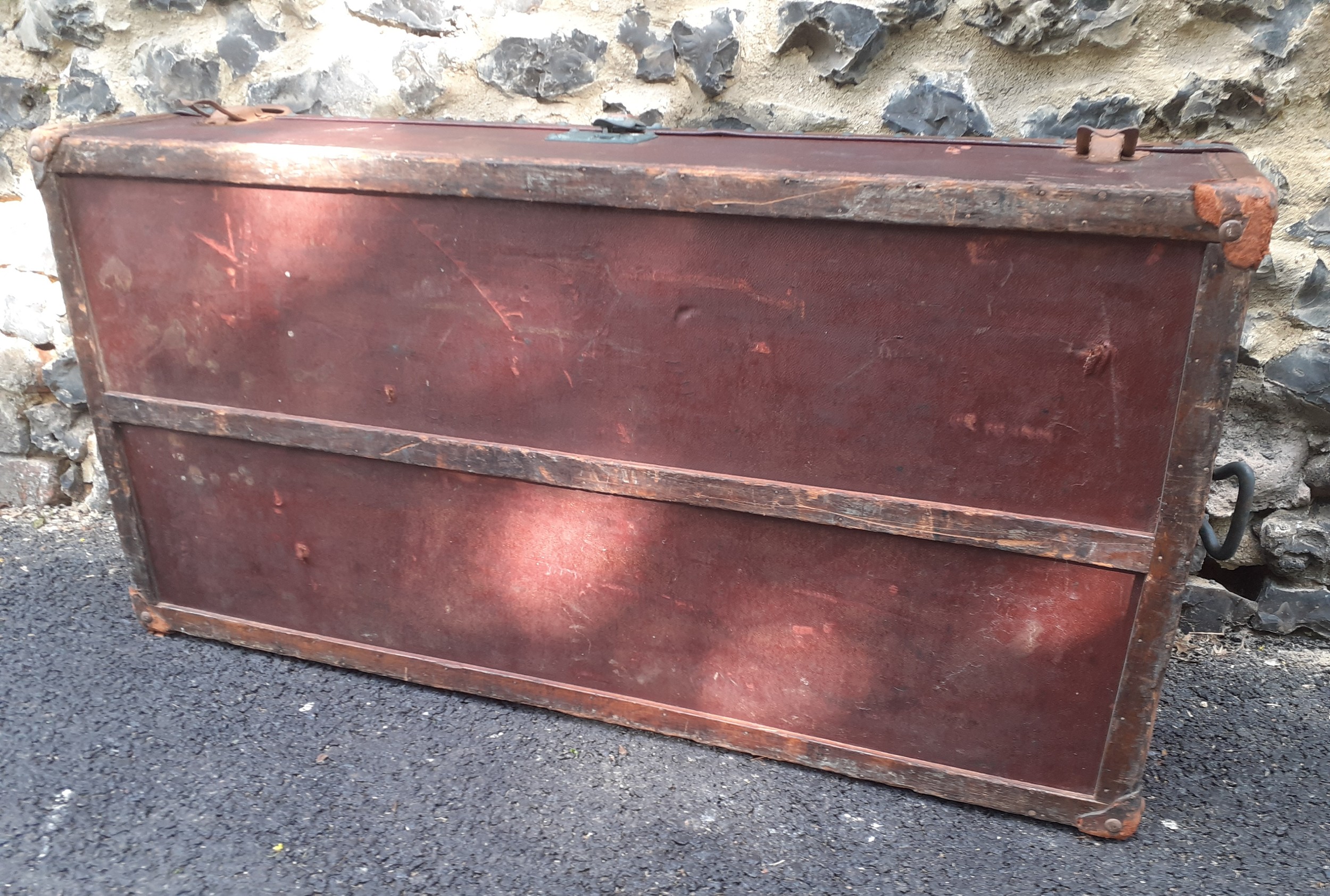 Louis Vuitton- An early 20th Century Louis Vuitton travel trunk, serial no:142412, having chestnut - Image 5 of 13