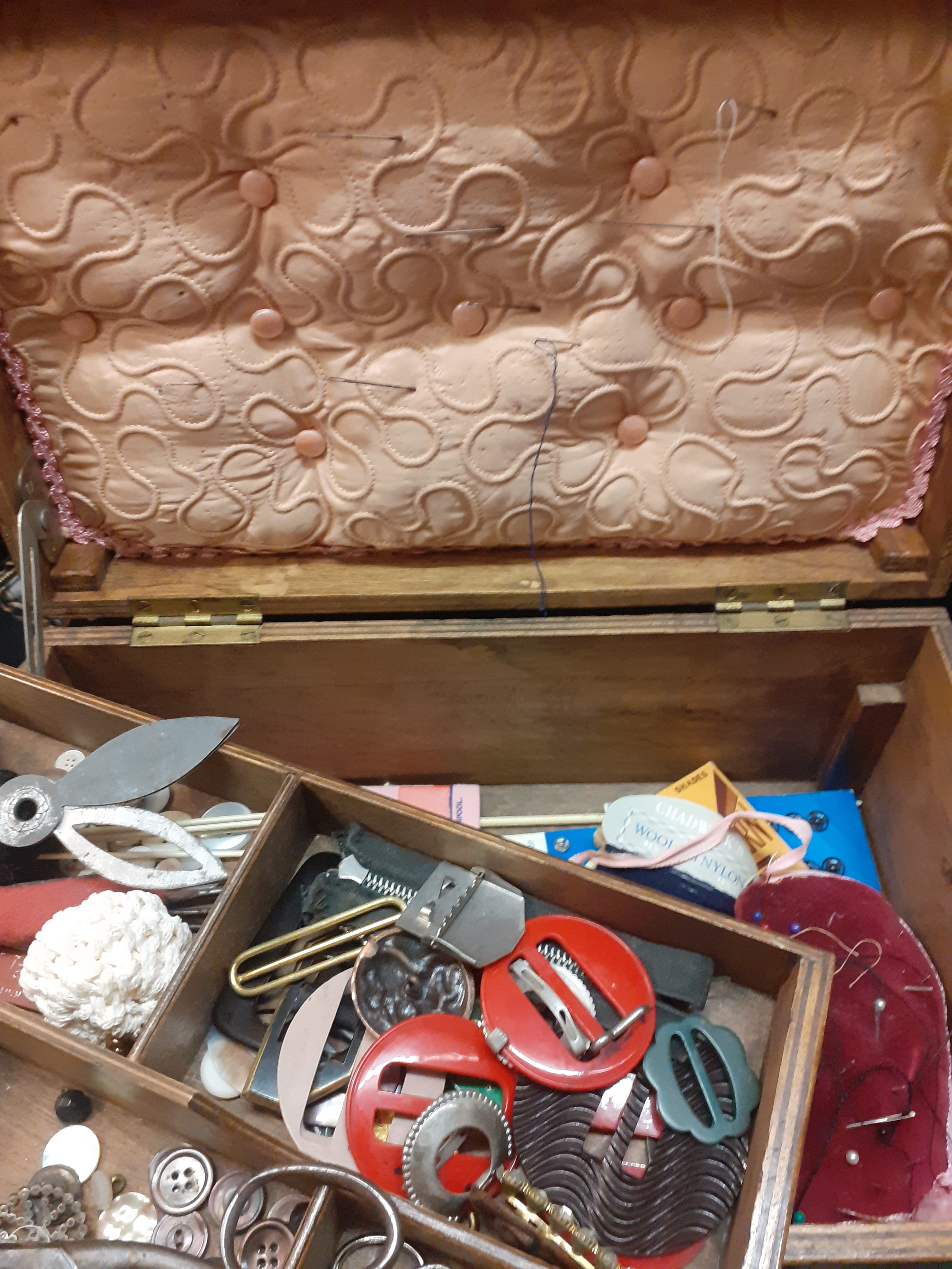A mid 20th Century fitted sewing box with removable tray and contents to include scissors, vintage - Image 4 of 5