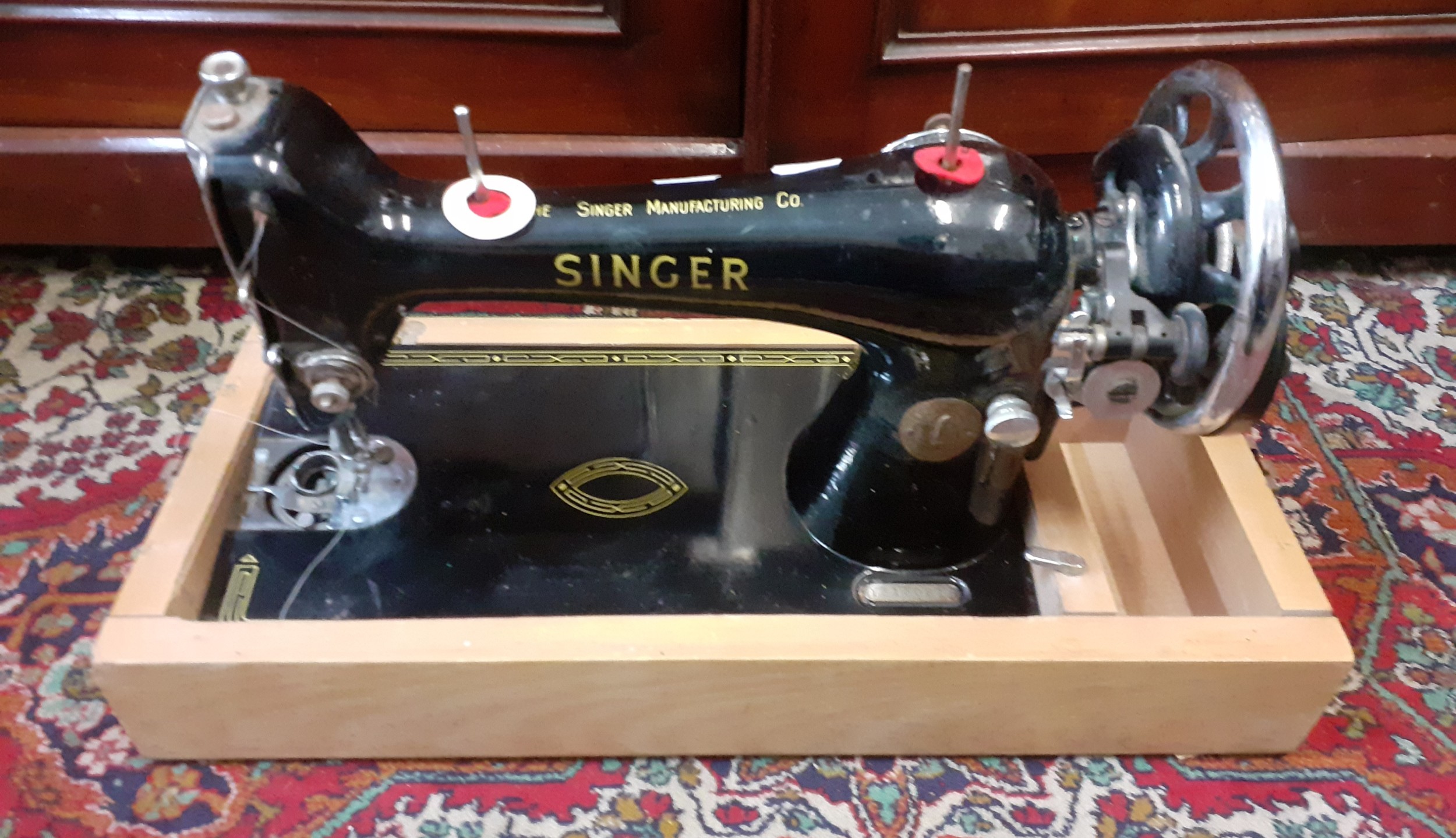 A 1921 15k Singer sewing machine on later wooden base, serial no:Y315081. Location:A1M If there is