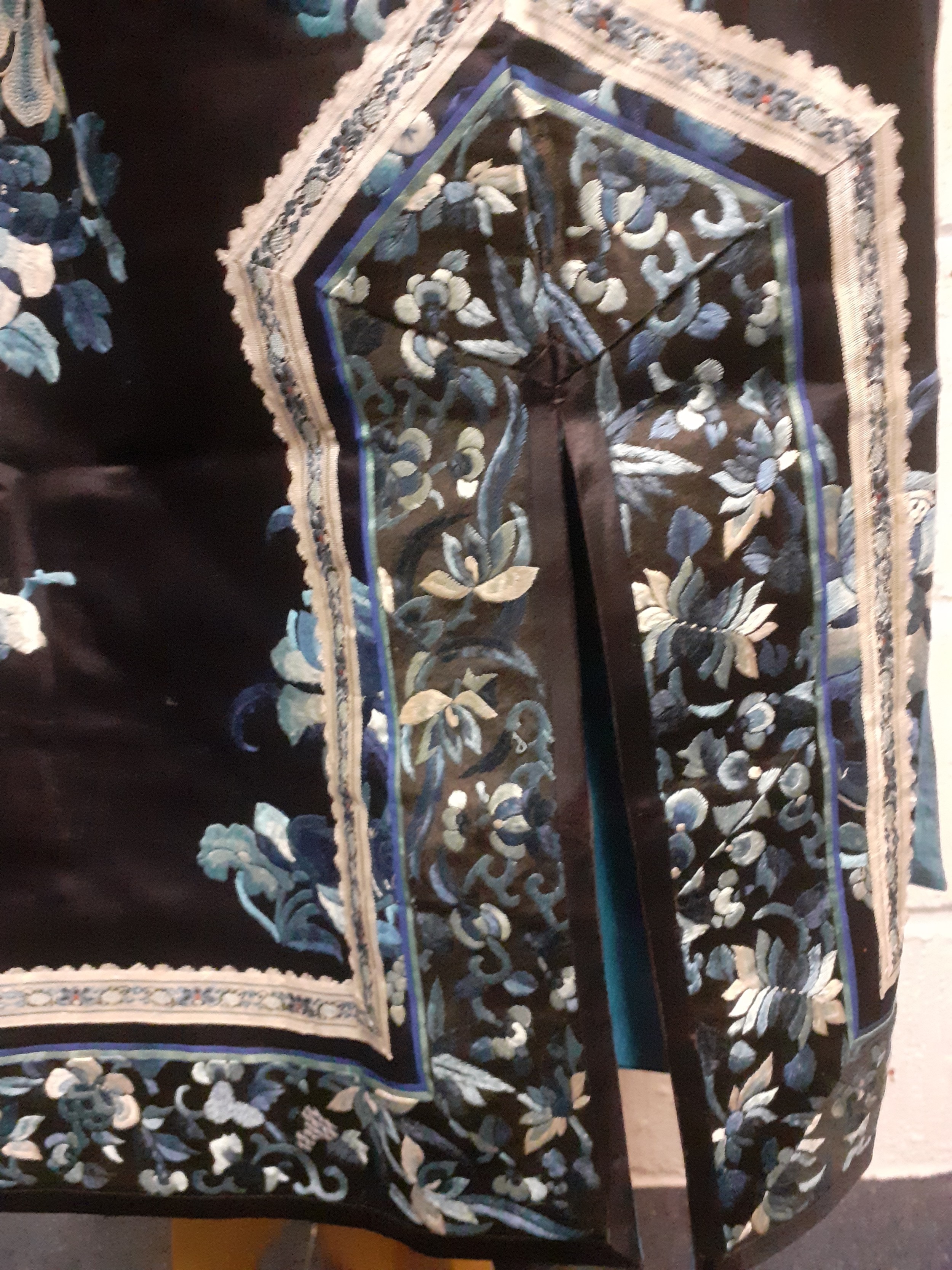 An early/mid 20th Century Chinese navy silk overcoat embroidered with satin stitches and Chinese - Image 7 of 9