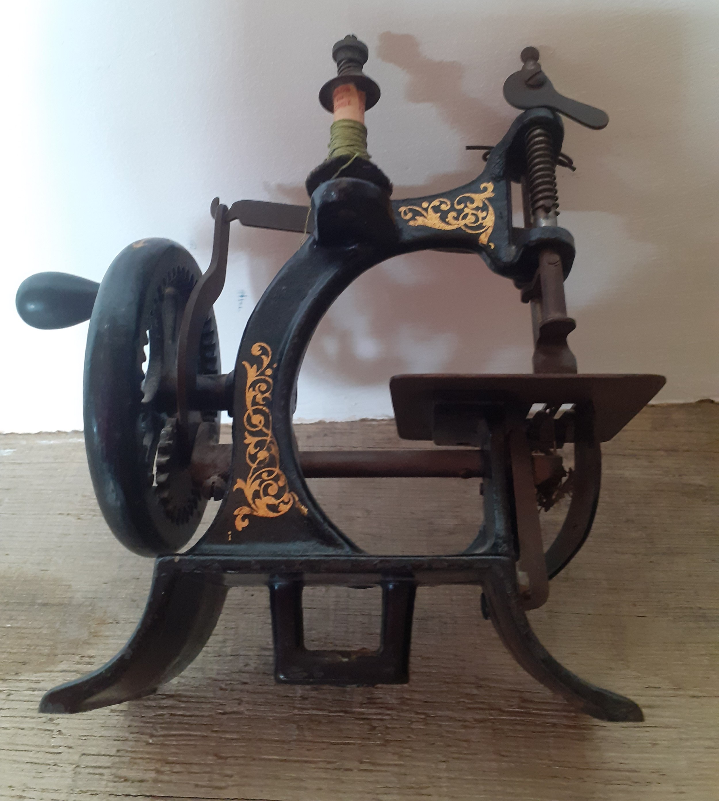 A small vintage toy cast iron hand cranked sewing machine 13cm wide x 17cm high. Location:R1.1 If - Image 3 of 5