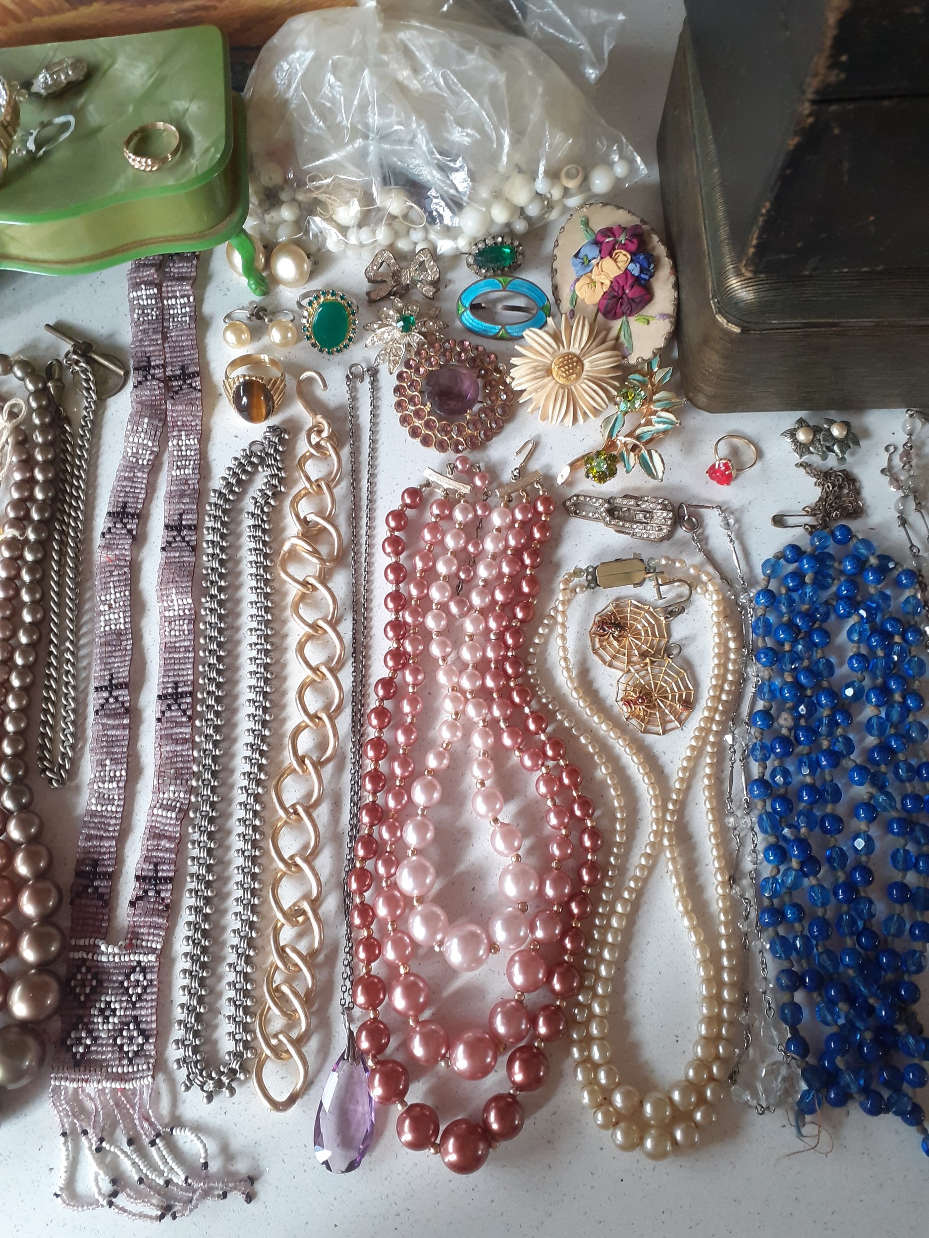 Mixed vintage costume jewellery, mainly mid 20th Century necklaces and brooches to include a long - Image 3 of 10