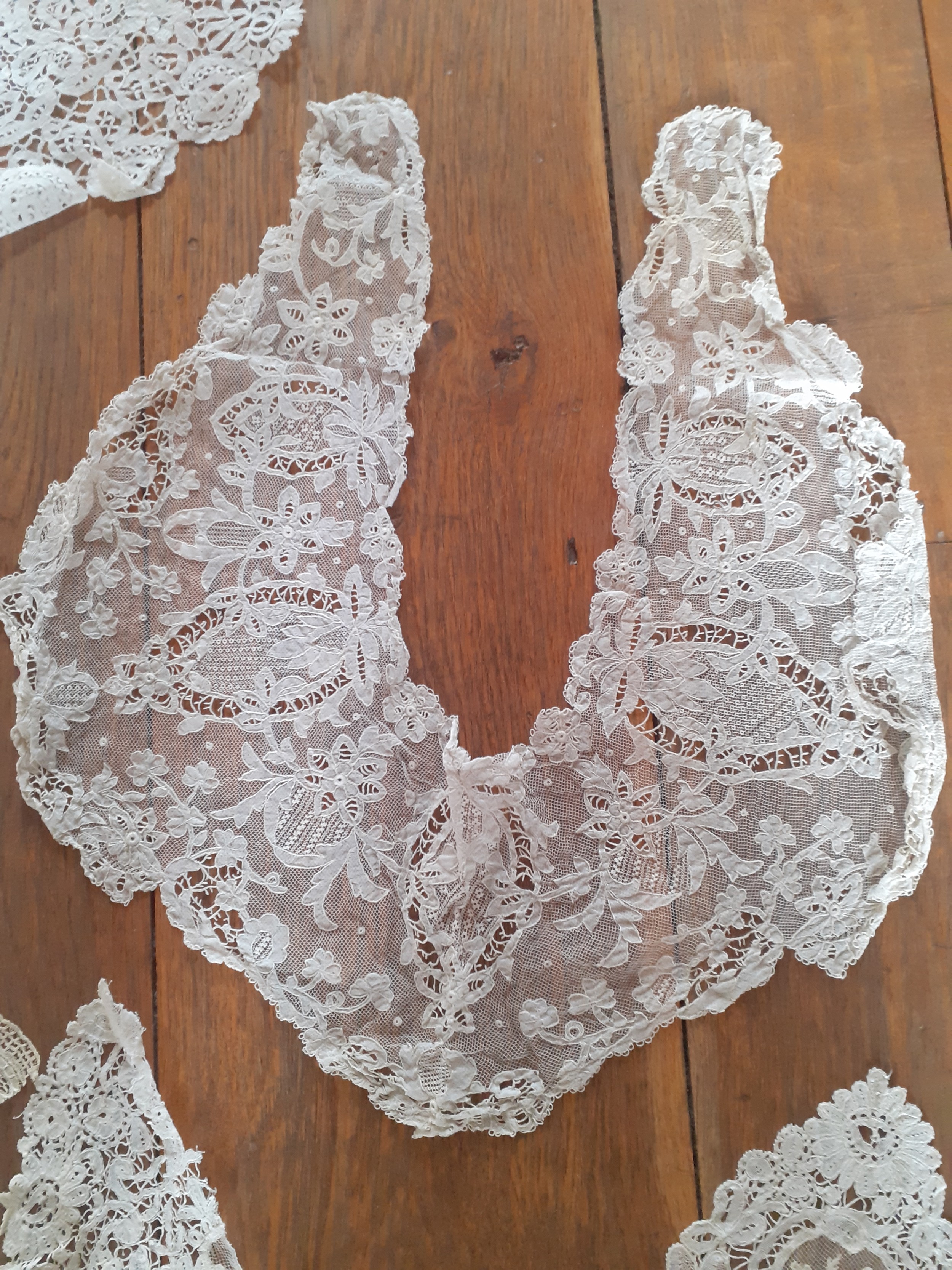 A quantity of vintage lace collars, sleeves, table mats and insertions to include a Honiton lace - Bild 5 aus 10
