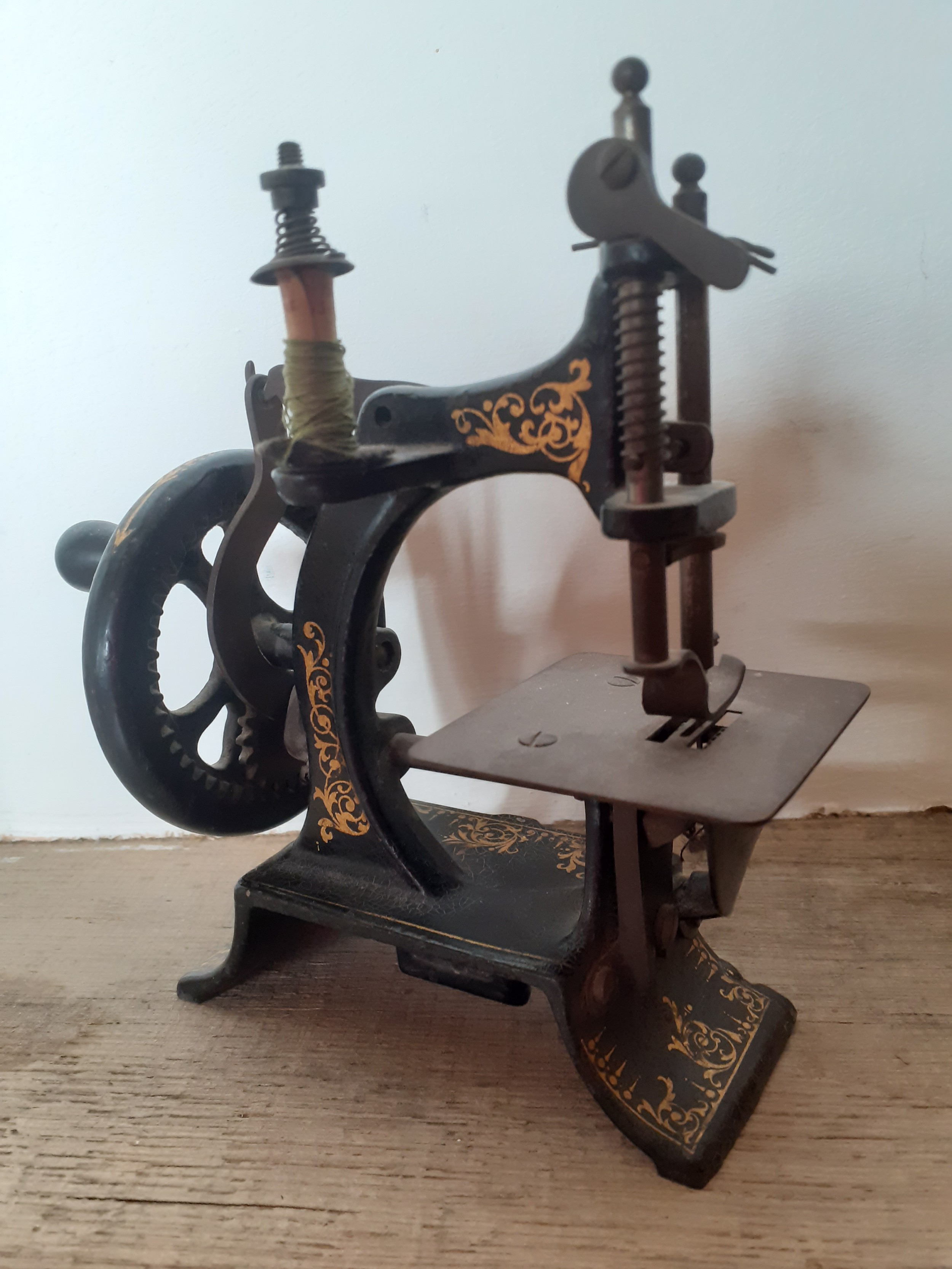 A small vintage toy cast iron hand cranked sewing machine 13cm wide x 17cm high. Location:R1.1 If - Image 5 of 5