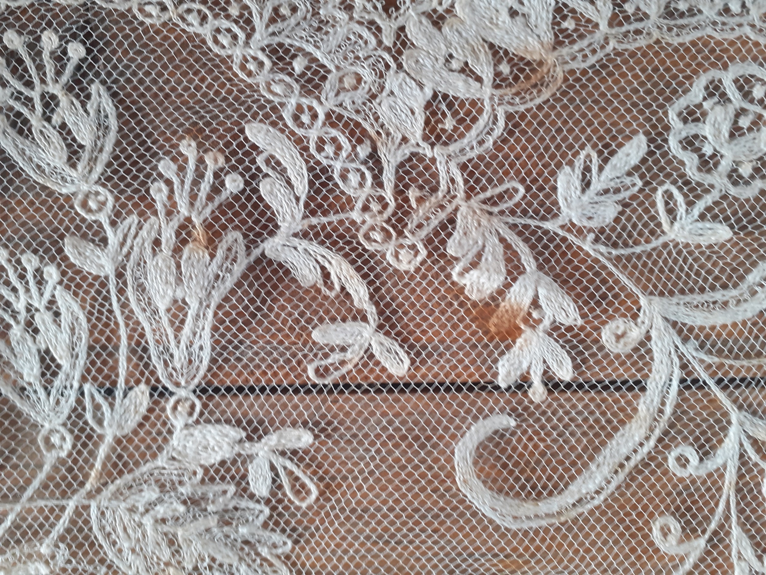 An Edwardian cream embroidered lace tablecloth A/F on button mesh ground with scalloped edges having - Image 4 of 9