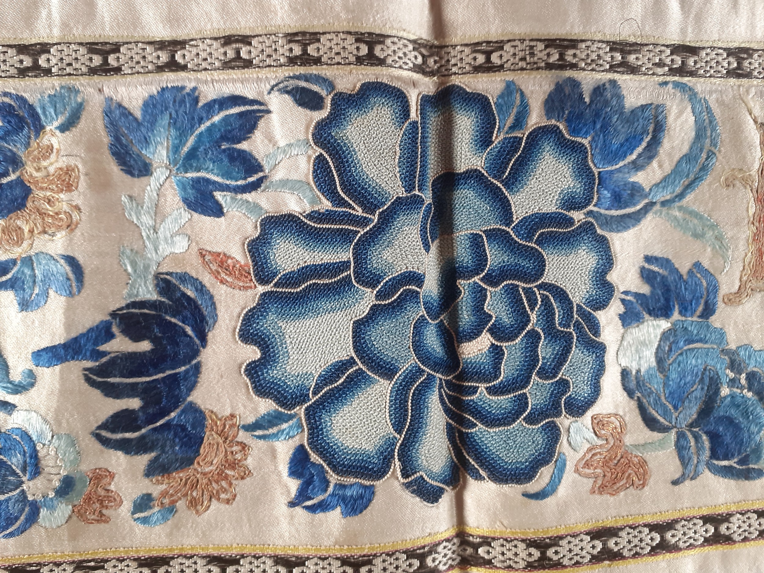 A group of 7 early to mid 20th Century Chinese embroidered silk panels to include one panel with - Image 6 of 9