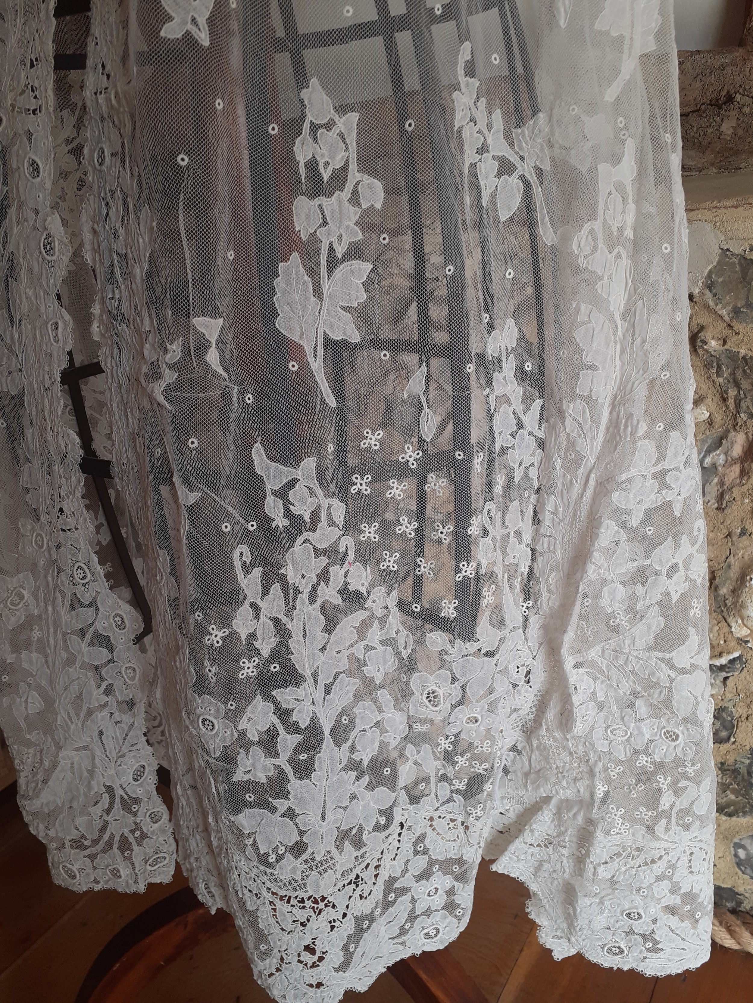 An early 20th Century Irish white lace veil on button mesh ground, possibly Carrickmacross lace, - Image 3 of 4