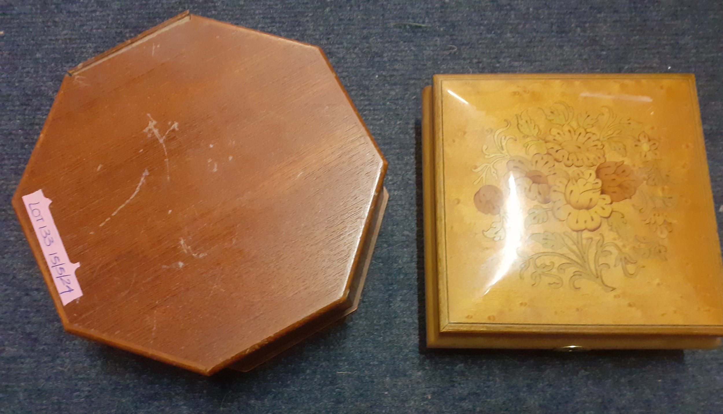 A Reuge music box A/F together with an octagonal treen jewellery box A/F, a small quantity of - Image 6 of 6