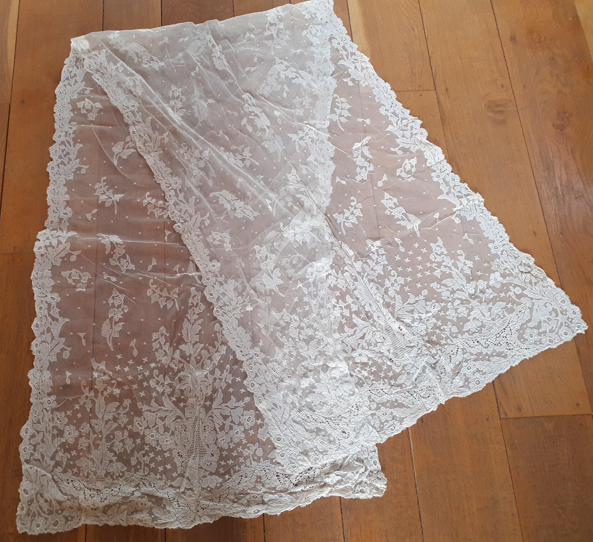An early 20th Century Irish white lace veil on button mesh ground, possibly Carrickmacross lace, - Image 2 of 4