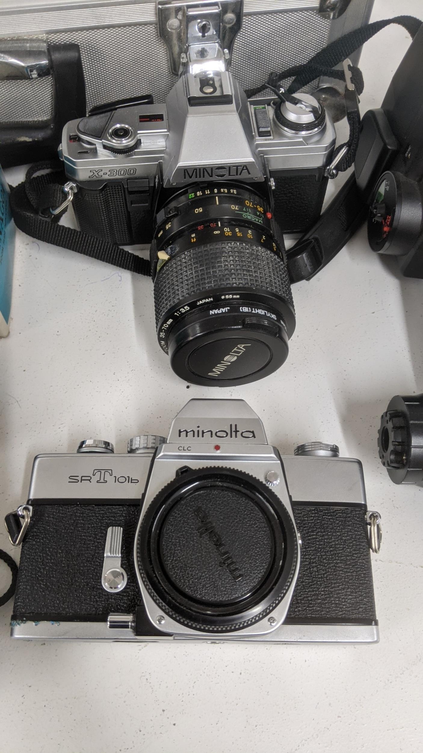 A collection of cameras and camera equipment to include a Minolta X-300 and XGI, SRT101b and - Image 2 of 6