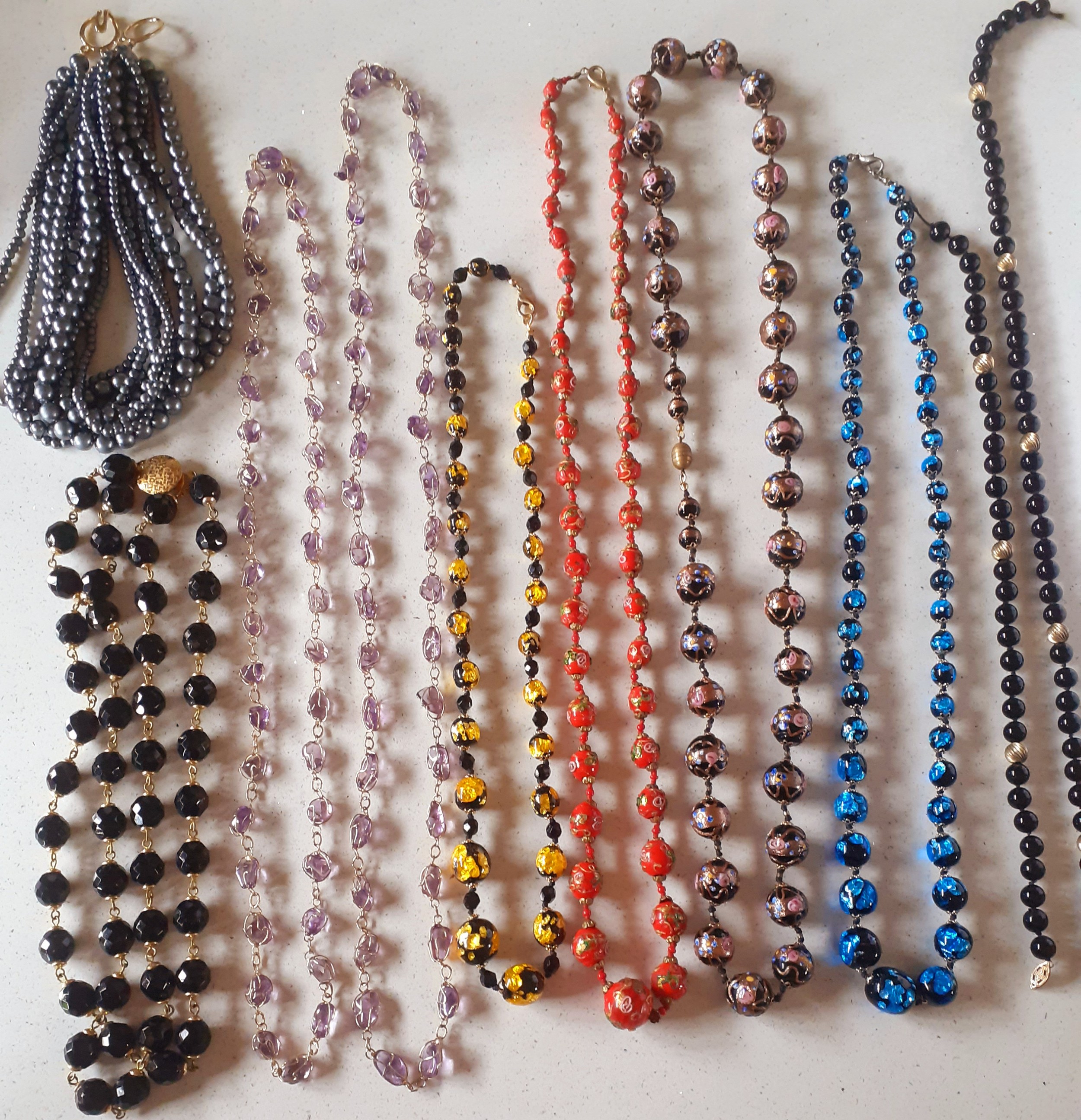 A quantity of vintage costume jewellery to include simulated pearl necklaces to include a Chomel - Image 3 of 5