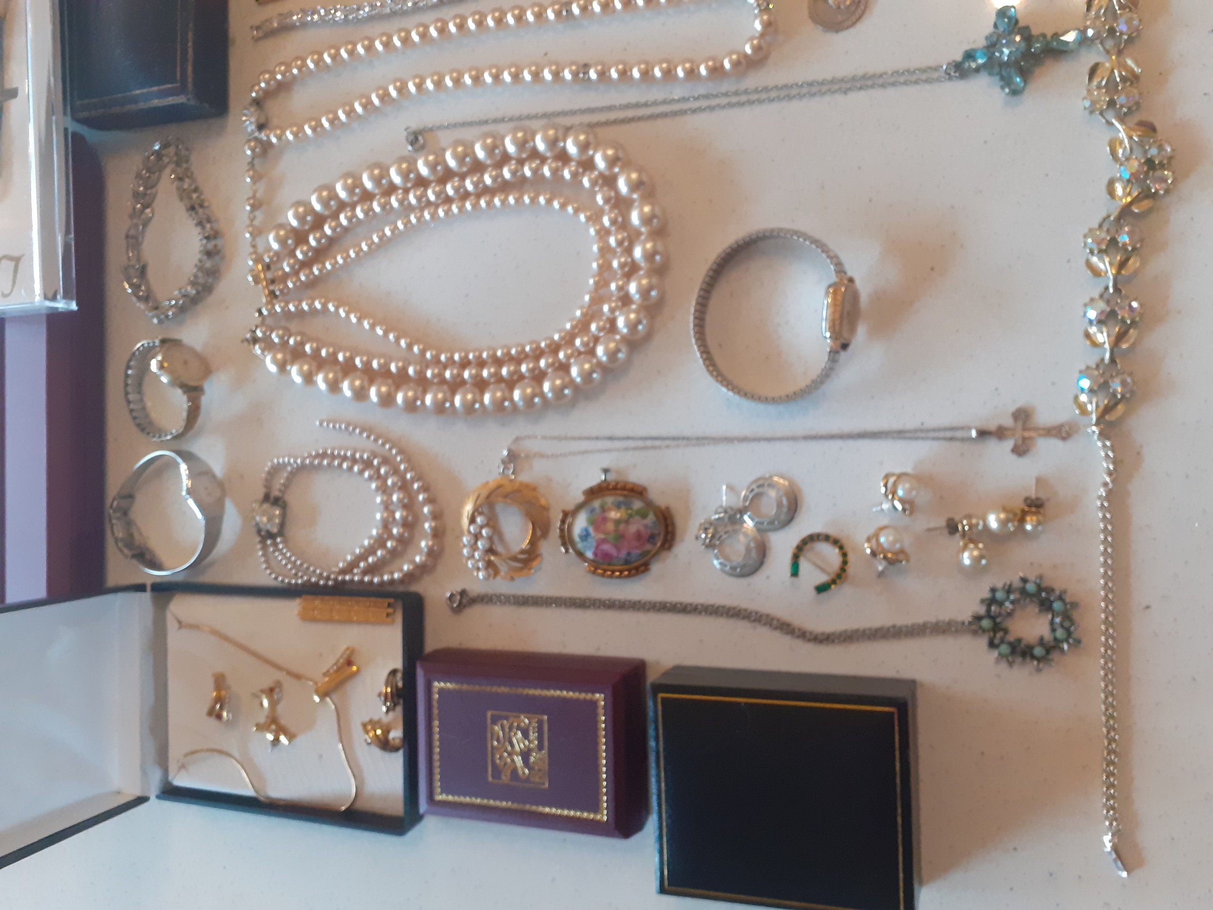 A quantity of mainly late 20th Century gold tone costume jewellery, watches and collectables to - Image 7 of 7