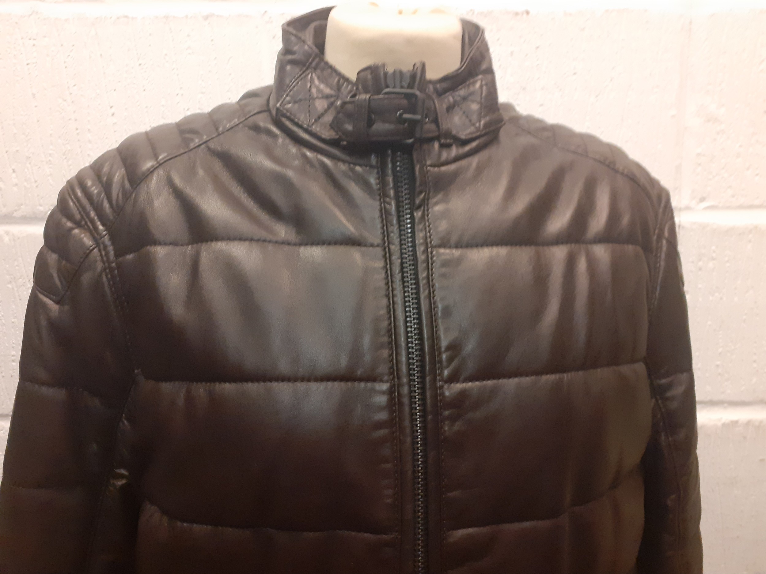 A modern gents dark brown padded soft leather Collezione sports jacket with front zip fastening - Image 2 of 5