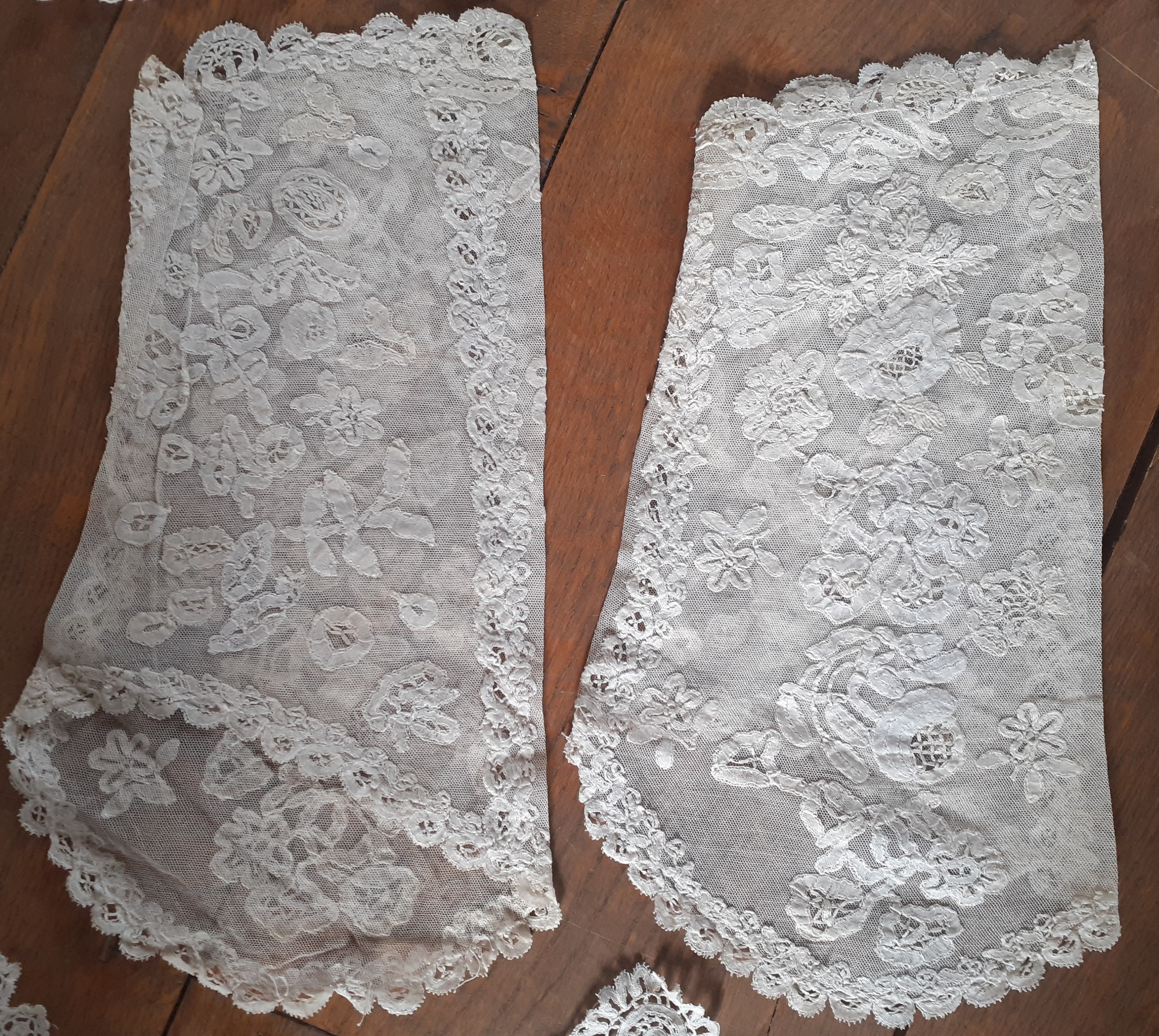 A quantity of vintage lace collars, sleeves, table mats and insertions to include a Honiton lace - Bild 6 aus 10