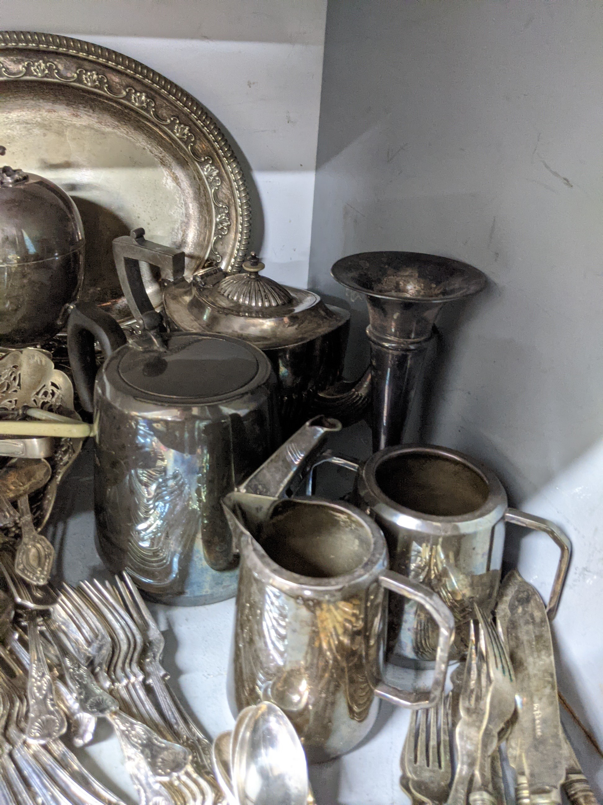 A mixed lot of silver plate to include a four-egg capacity egg coddler, teaware, King's pattern - Image 4 of 4