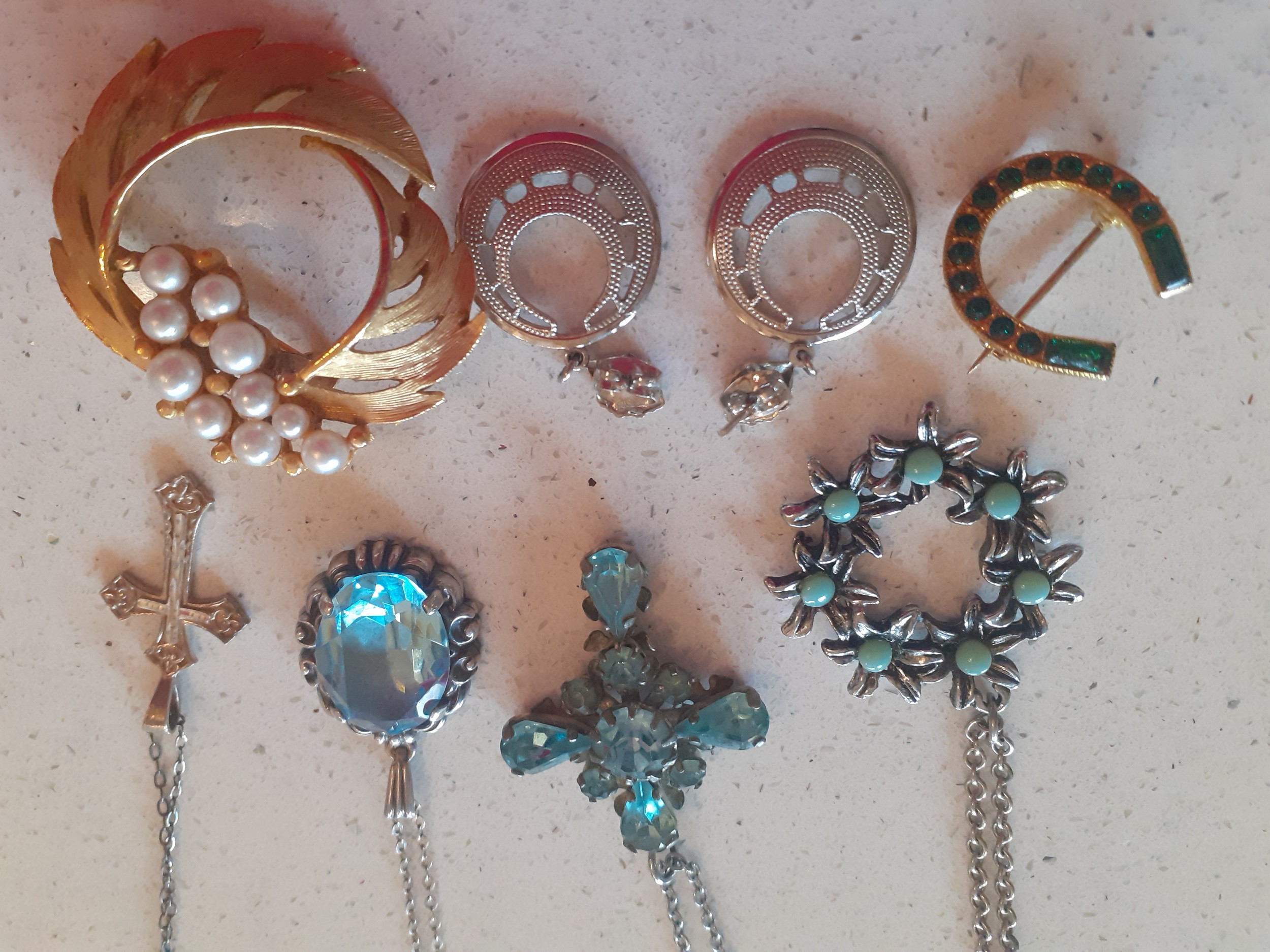 A quantity of mainly late 20th Century gold tone costume jewellery, watches and collectables to - Image 4 of 7