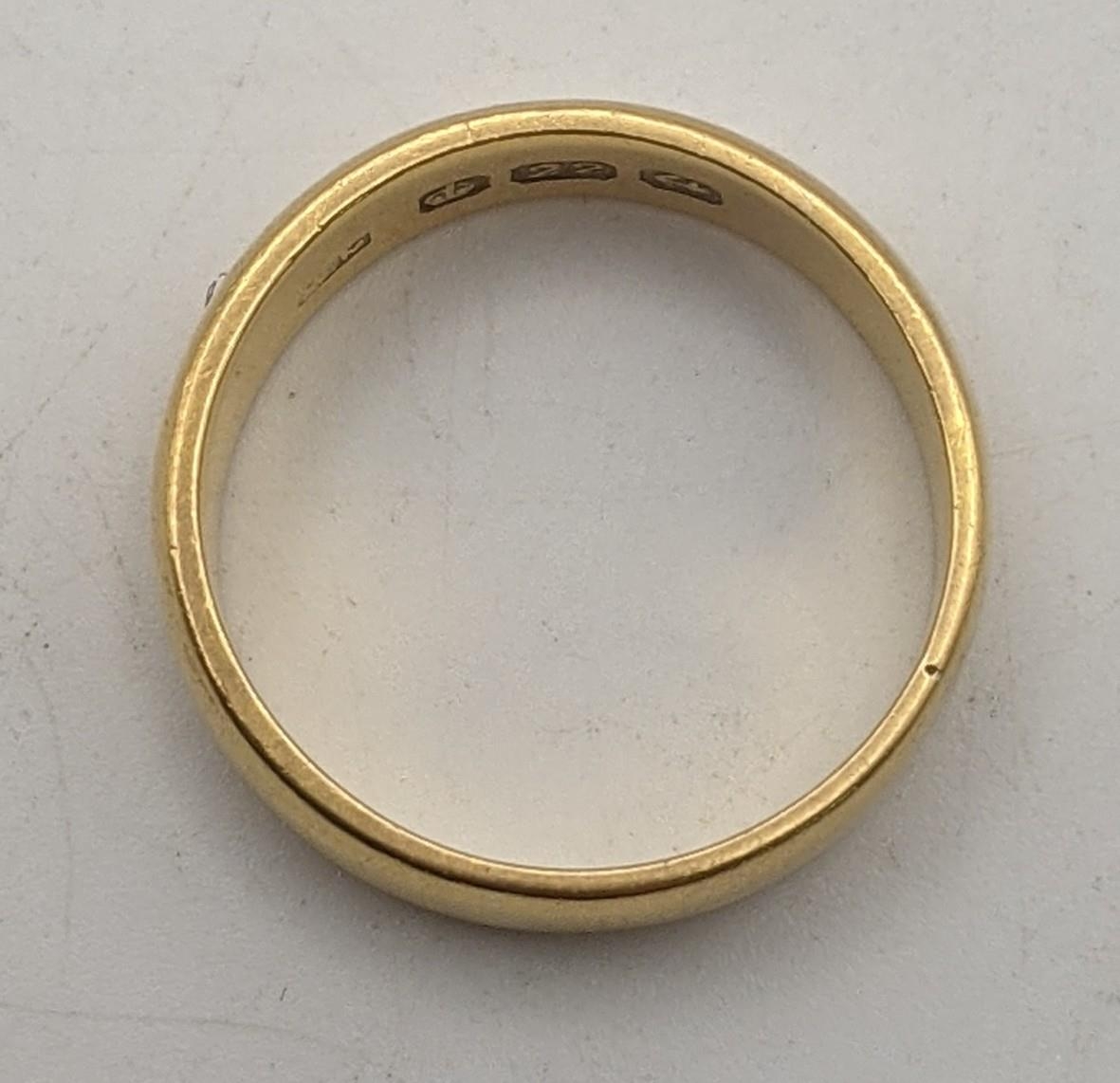 A 22ct gold wedding ring 5.1g Location: If there is no condition report shown, please request - Image 2 of 2
