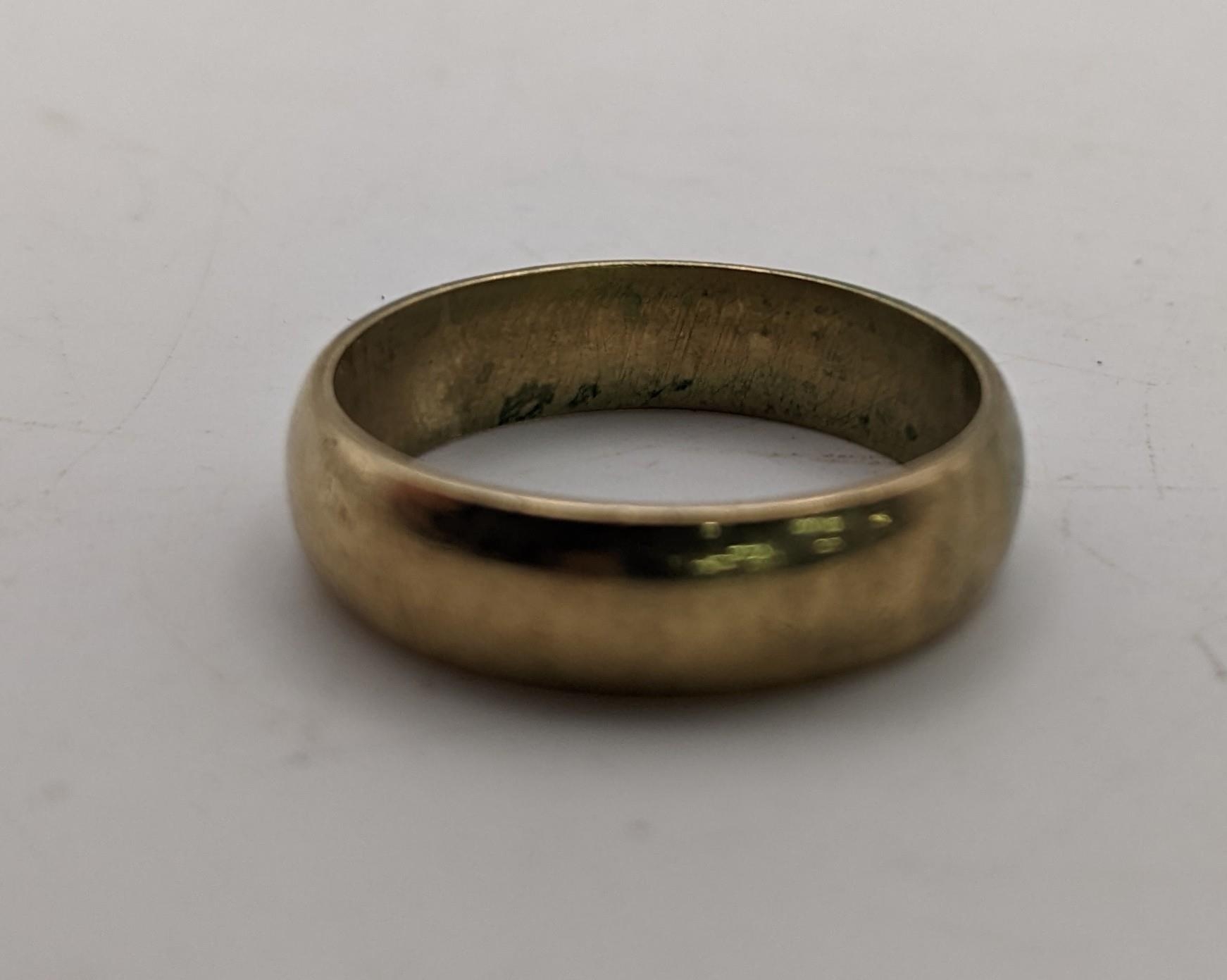 A 9ct yellow gold wedding band, 5.7g Birmingham 1974, marks for Excalibur jewellery A mixed group of