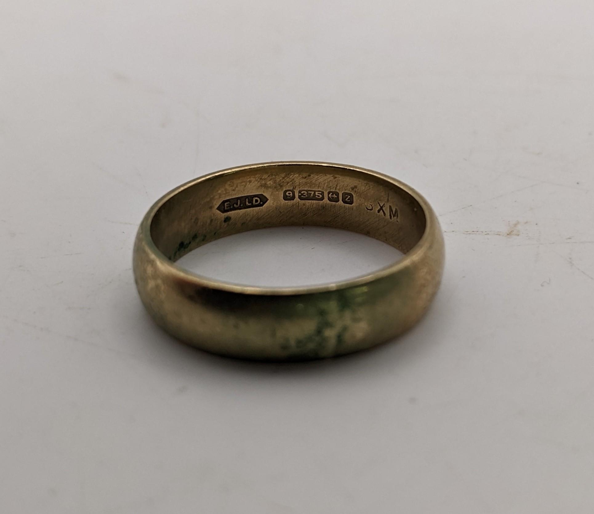 A 9ct yellow gold wedding band, 5.7g Birmingham 1974, marks for Excalibur jewellery A mixed group of - Image 3 of 3