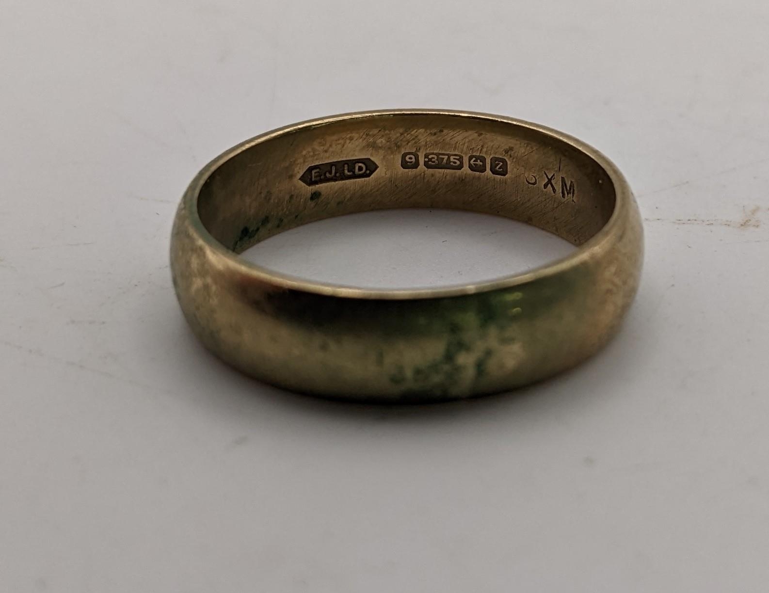 A 9ct yellow gold wedding band, 5.7g Birmingham 1974, marks for Excalibur jewellery A mixed group of - Image 2 of 3