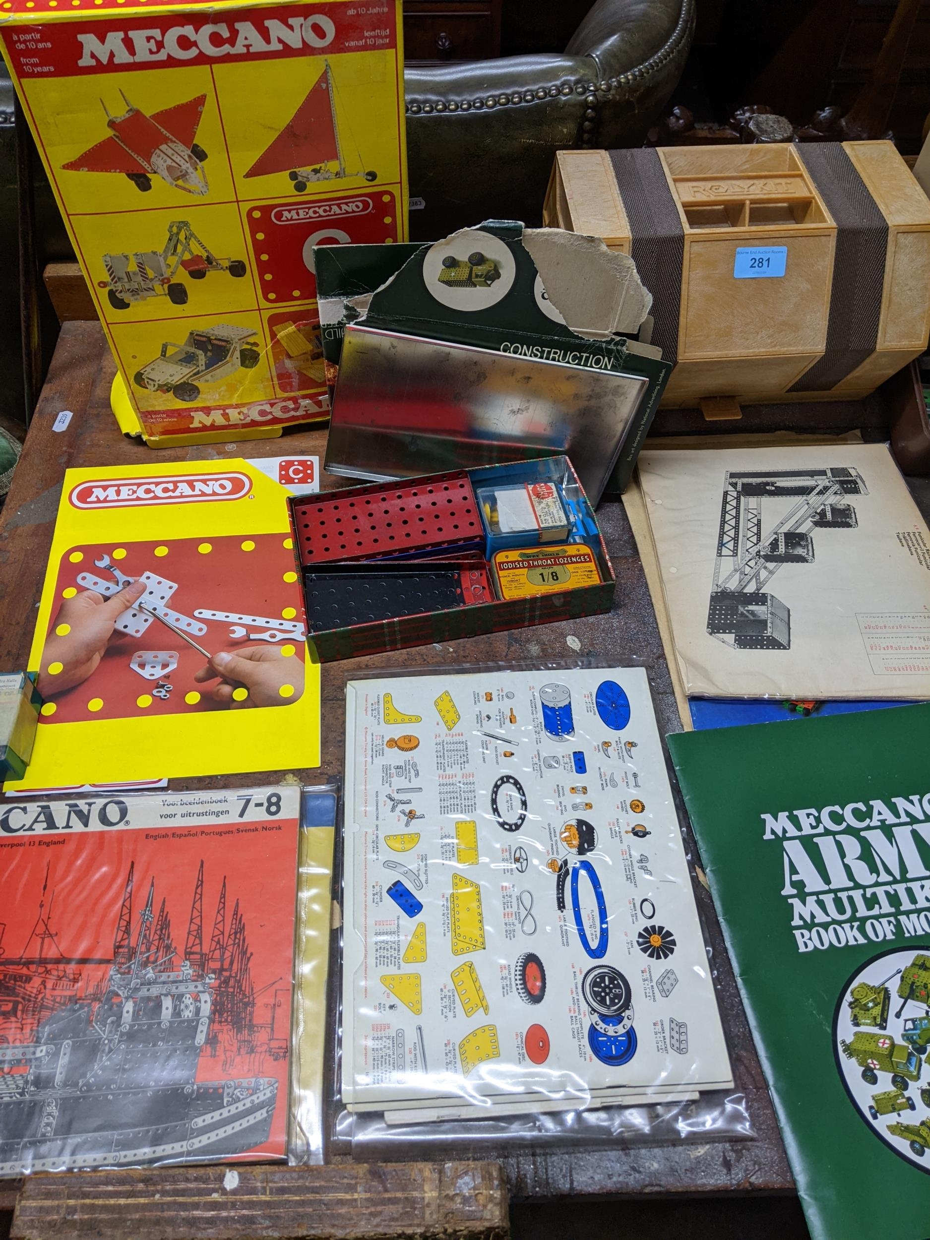 A selection of Meccano equipment, magazines and catalogues to include a box set Location: If there - Bild 3 aus 3