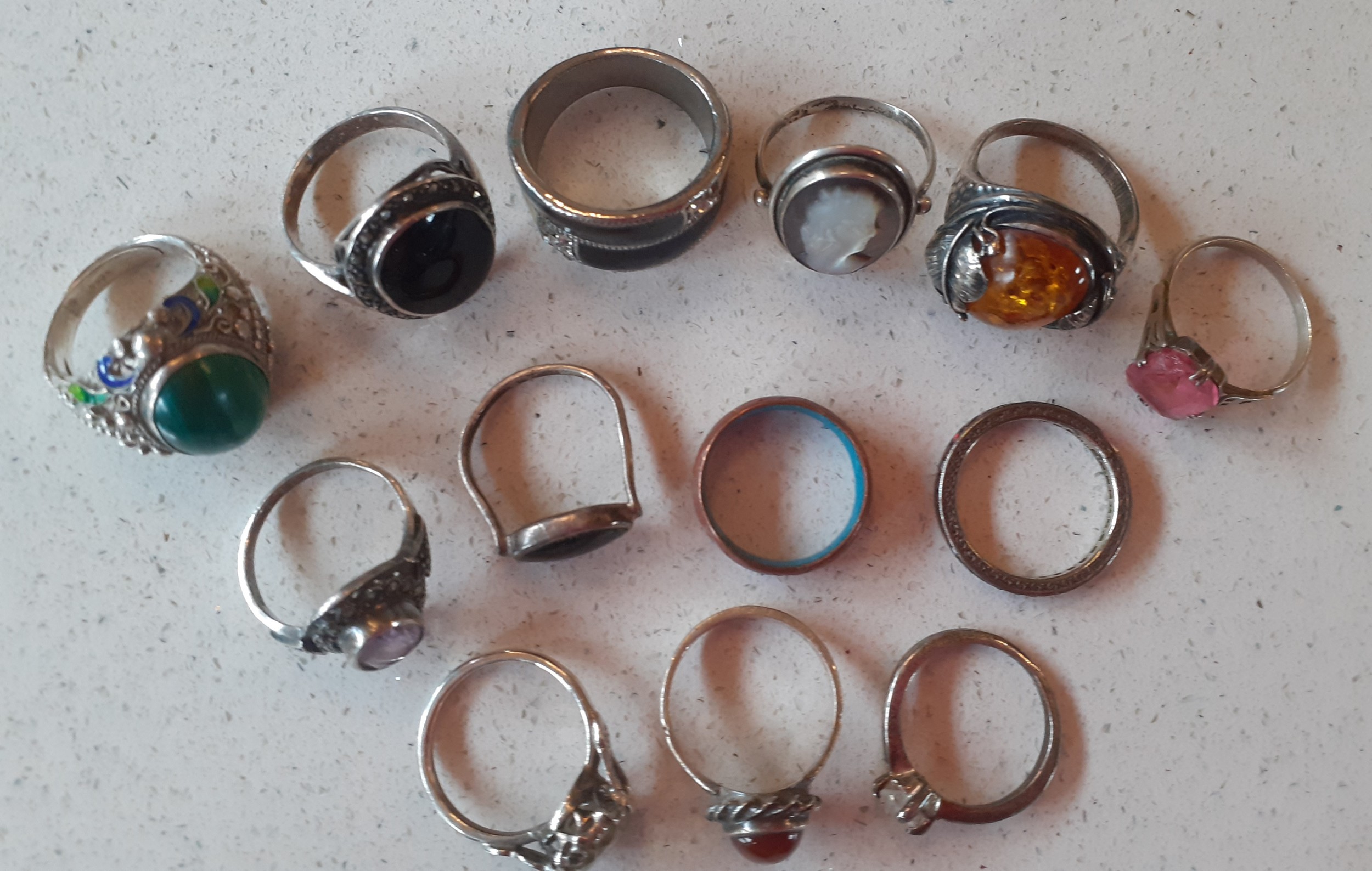 A group of 13 silver, white metal and silver tone dress rings with mixed cabochons, faceted glass - Image 3 of 5