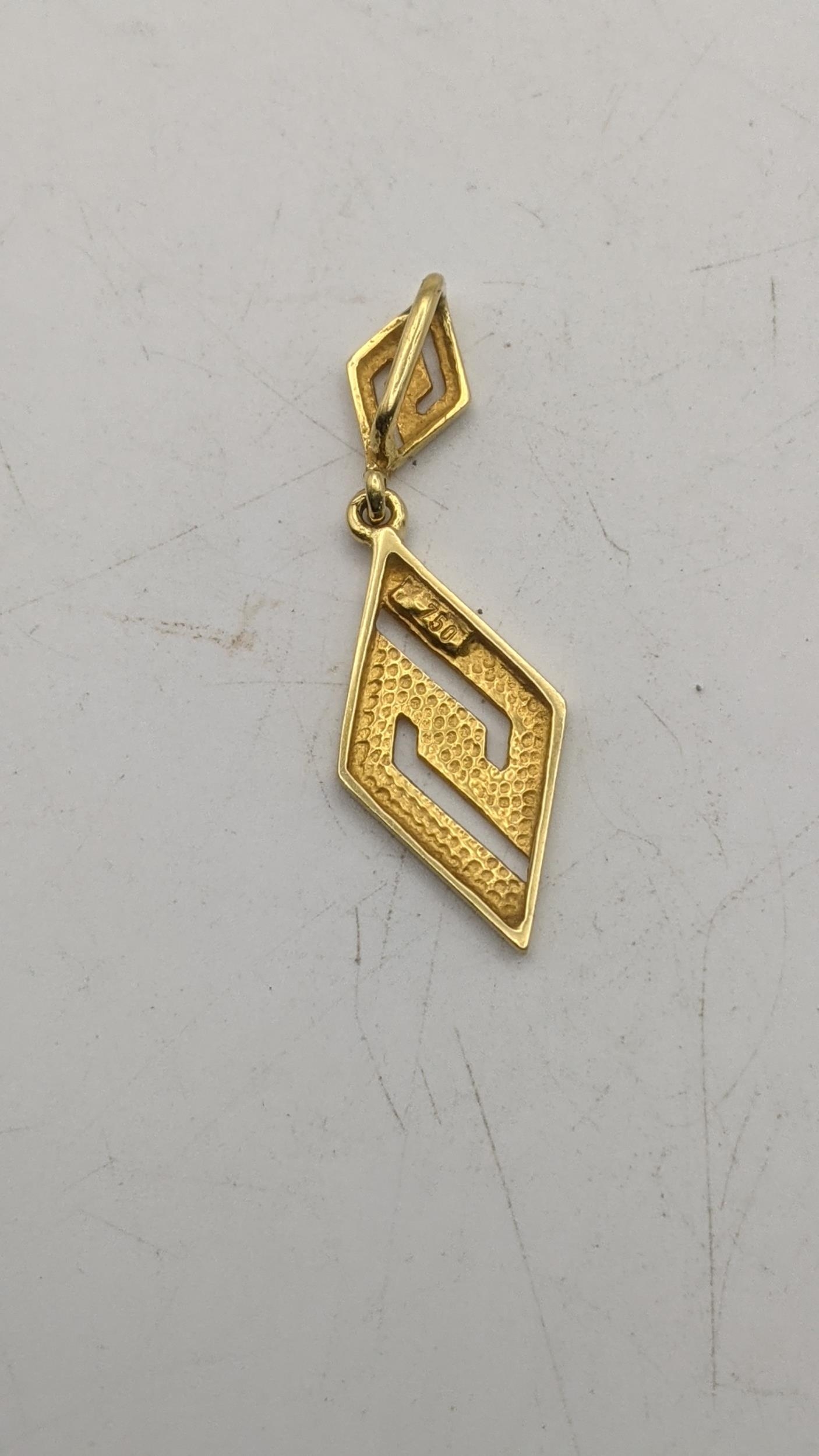 An 18ct gold Greek key pendant, 1.9g Location: If there is no condition report shown, please request - Image 2 of 2