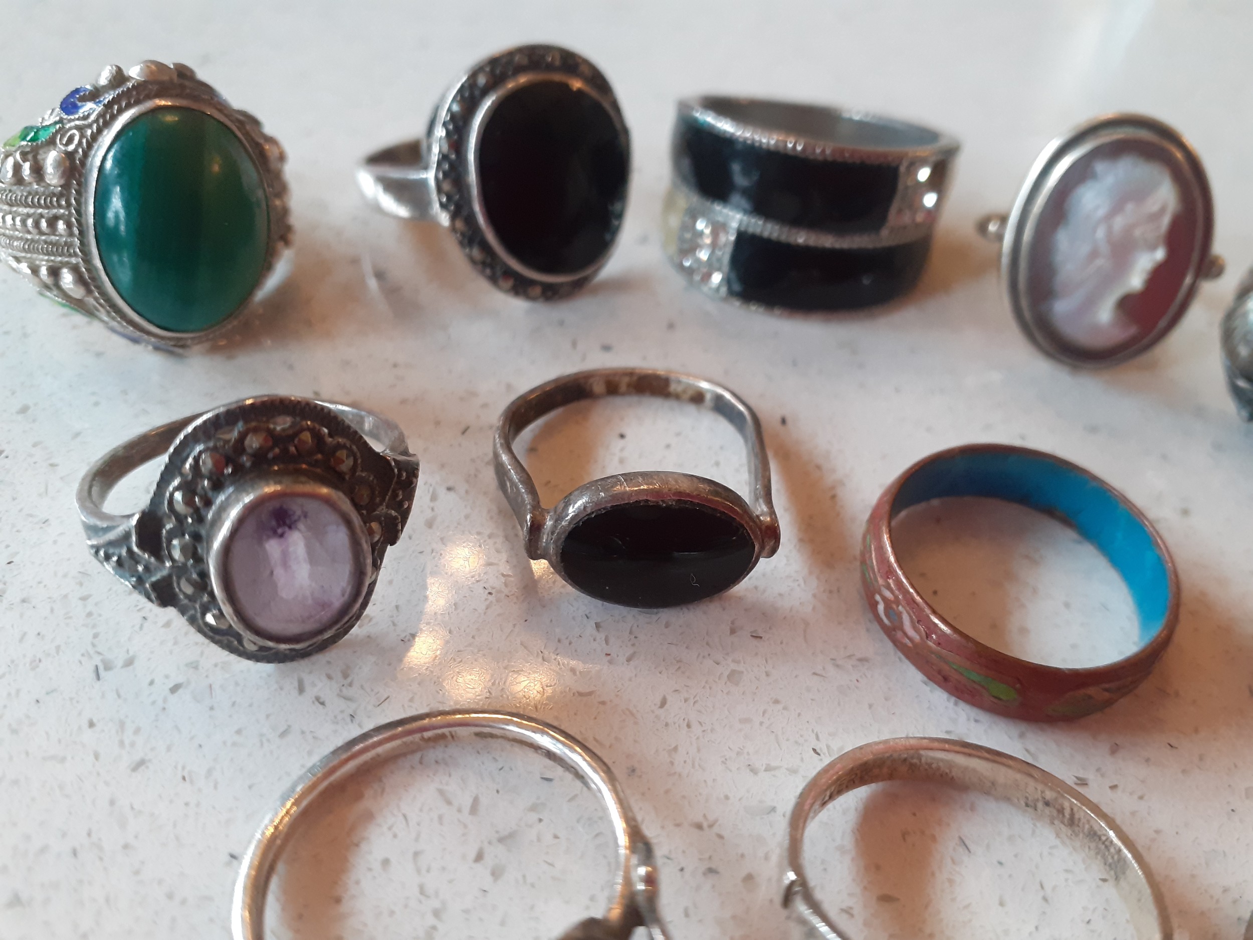 A group of 13 silver, white metal and silver tone dress rings with mixed cabochons, faceted glass - Image 5 of 5