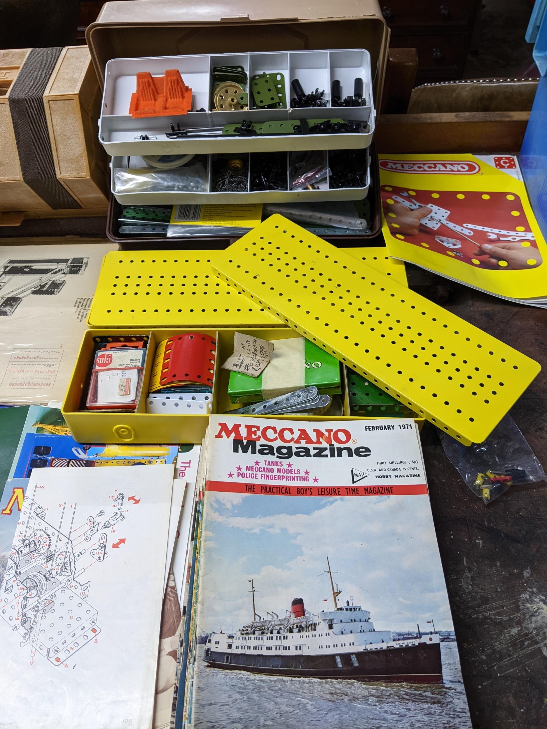 A selection of Meccano equipment, magazines and catalogues to include a box set Location: If there - Bild 2 aus 3