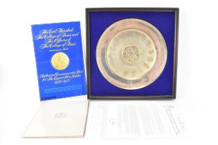 An Elizabeth II silver commemorative dish, Birmingham 1977, with central raised gilt roundel with