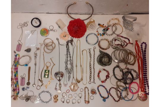 A large quantity of modern and vintage fashion jewellery and collectables to include a south - Image 3 of 5