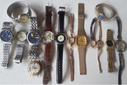 A quantity of wristwatches to include a mid 20th Century Huntana gents watch and an Art Deco Mini