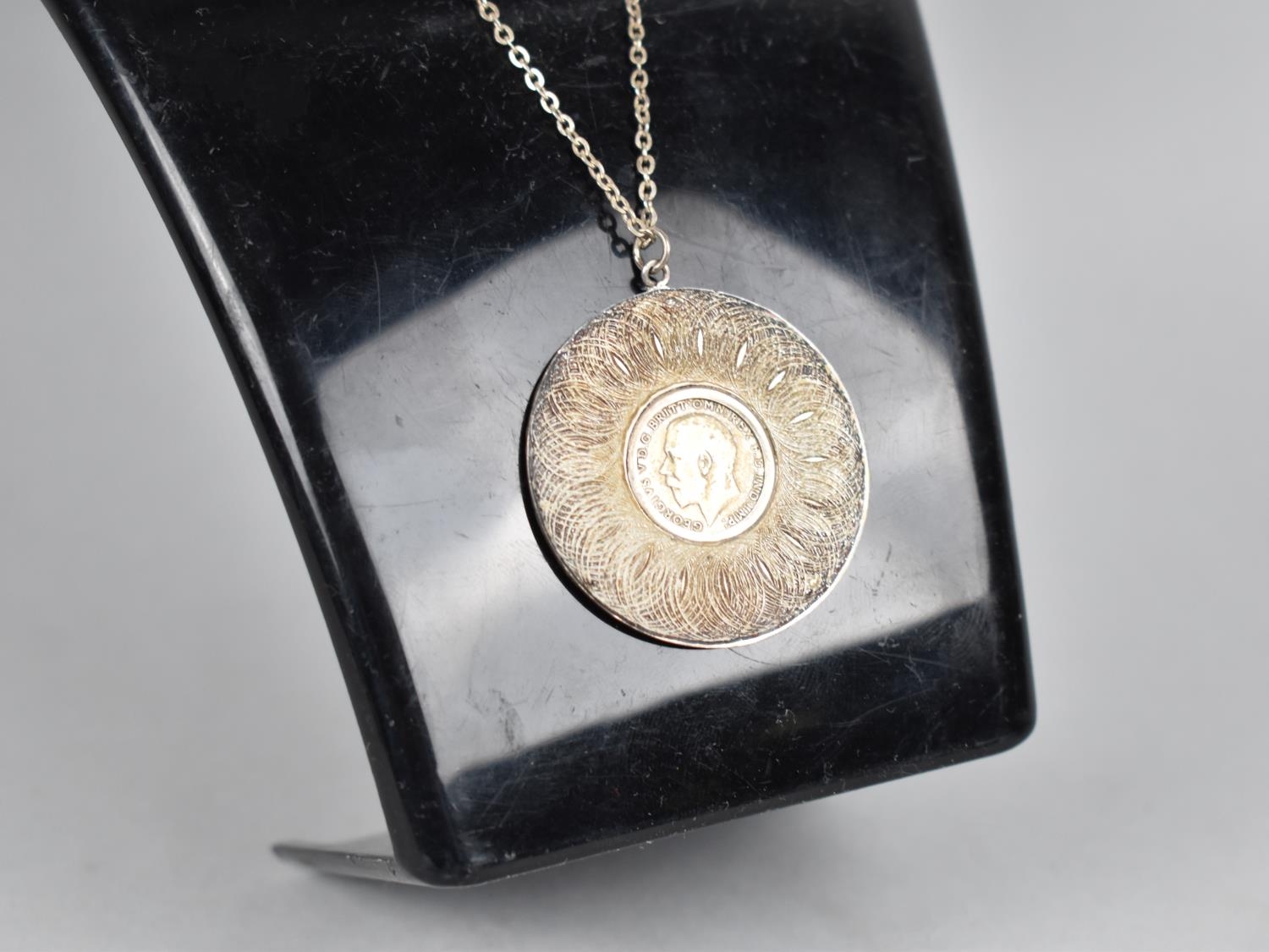 A Silver Filigree Circular Pendant with inset Threepenny Bits on Silver Chain - Image 3 of 4