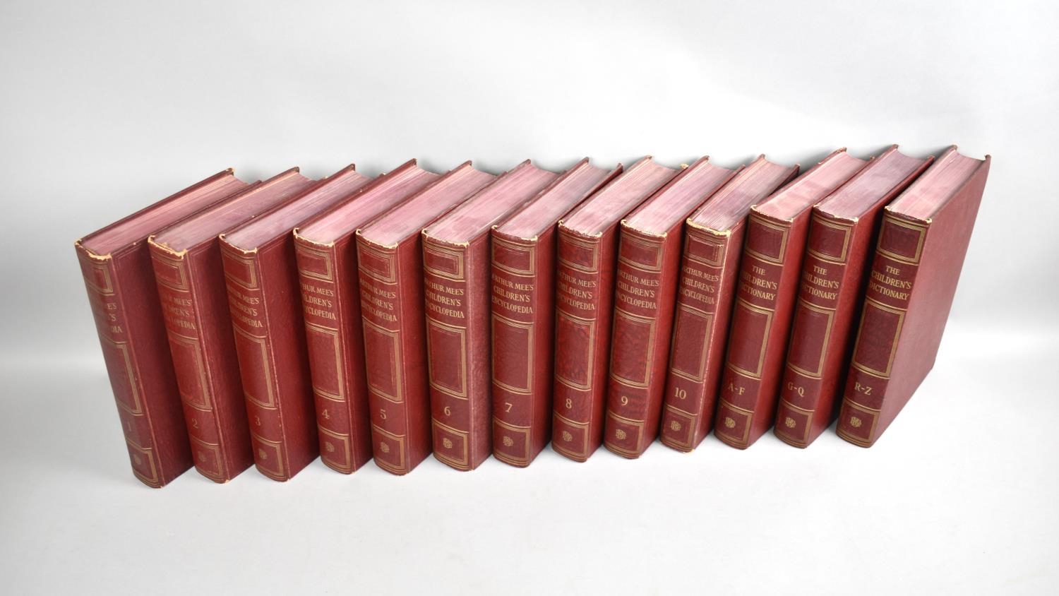A Set of 10 Volumes Arthur Mee's Children's Encyclopedia together with Three Dictionary Volumes - Image 4 of 4