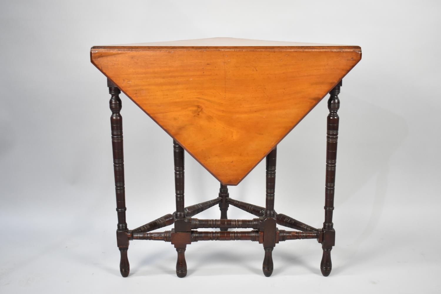 An Edwardian Mahogany Corner Table with Front Gate Leg Drop Leaf, Turned Supports, 70cm Wide and - Bild 2 aus 6