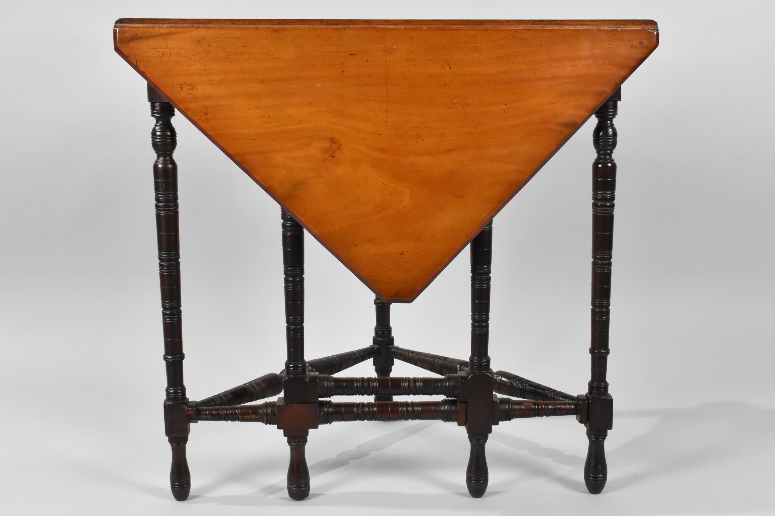 An Edwardian Mahogany Corner Table with Front Gate Leg Drop Leaf, Turned Supports, 70cm Wide and - Bild 5 aus 6
