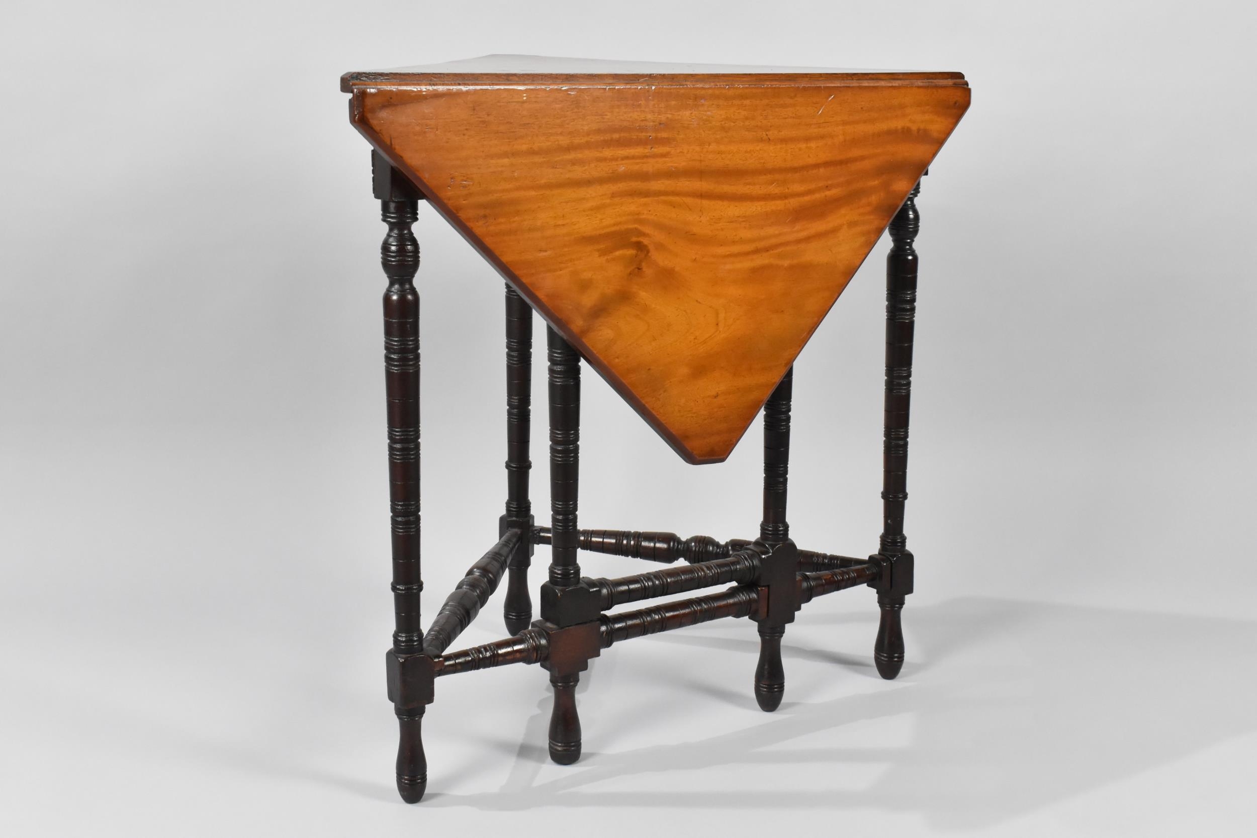 An Edwardian Mahogany Corner Table with Front Gate Leg Drop Leaf, Turned Supports, 70cm Wide and - Bild 4 aus 6