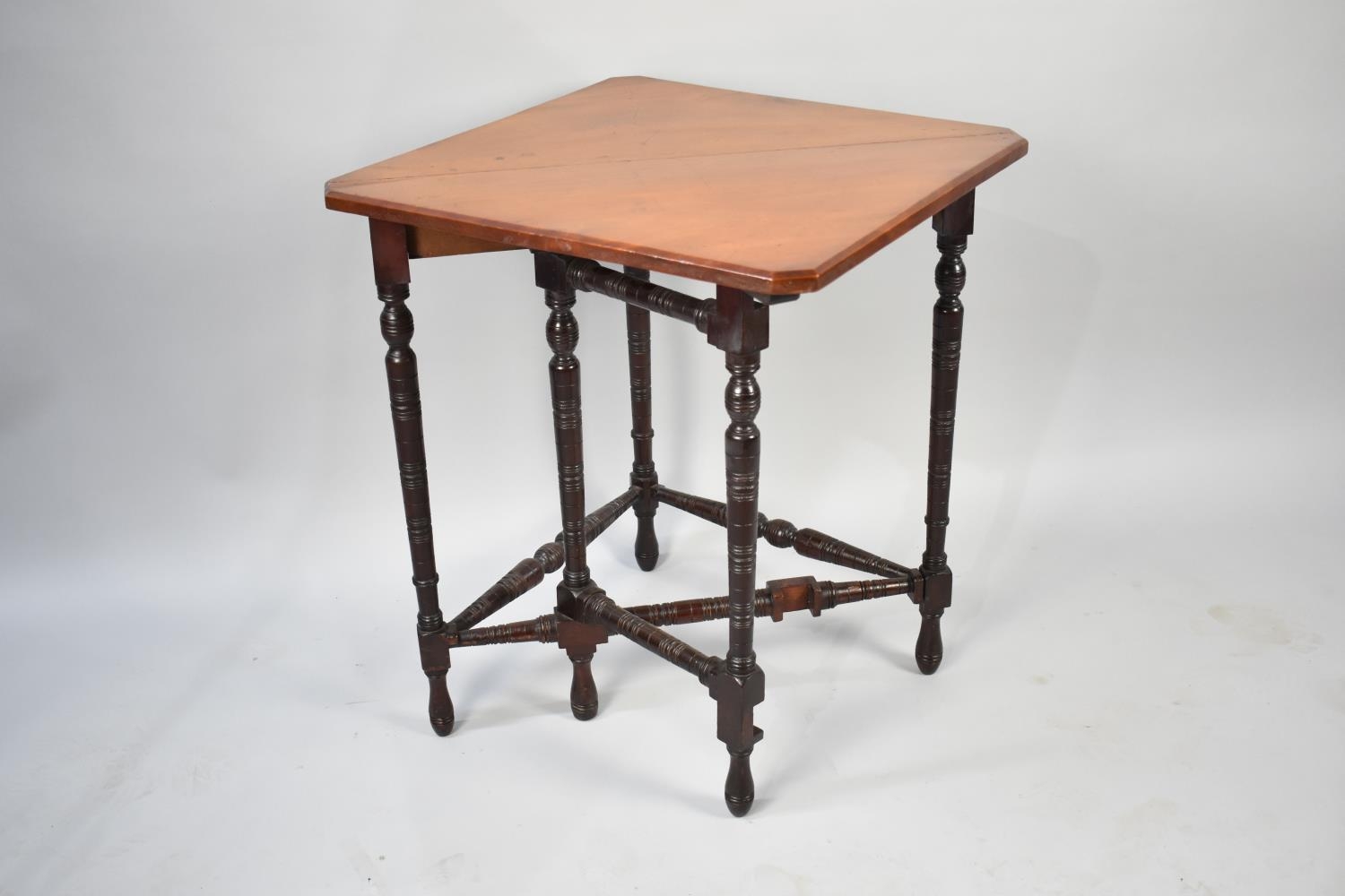 An Edwardian Mahogany Corner Table with Front Gate Leg Drop Leaf, Turned Supports, 70cm Wide and - Bild 3 aus 6