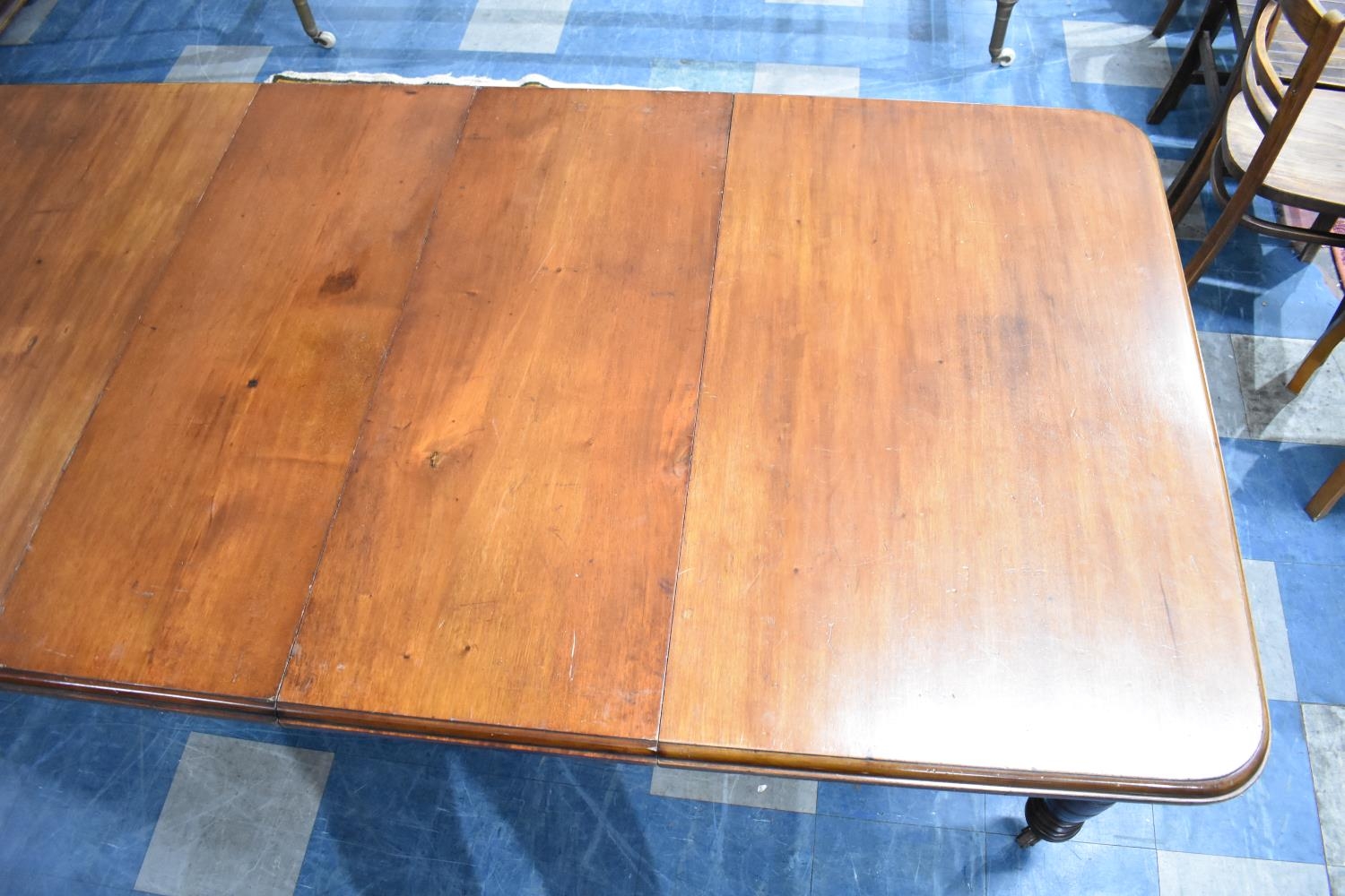 A Late Victorian/Edwardian Mahogany Wind Out Dining Table with Two Extra Leaves on Turned Supports - Image 2 of 3