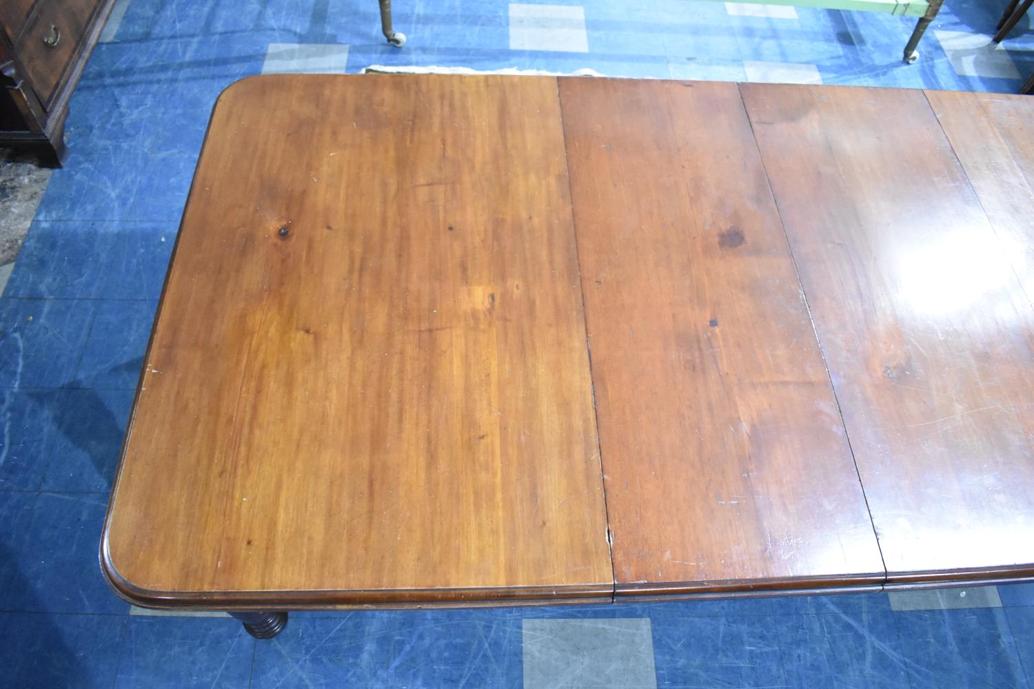 A Late Victorian/Edwardian Mahogany Wind Out Dining Table with Two Extra Leaves on Turned Supports - Image 3 of 3