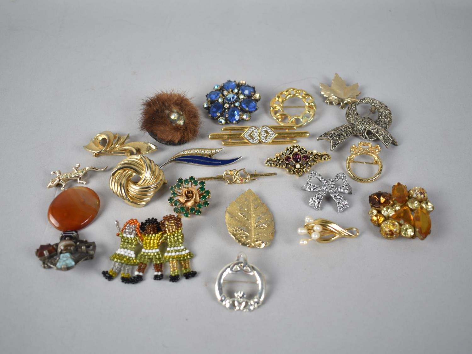 A Mid 20th Century Jewellery Box Containing Costume Brooches