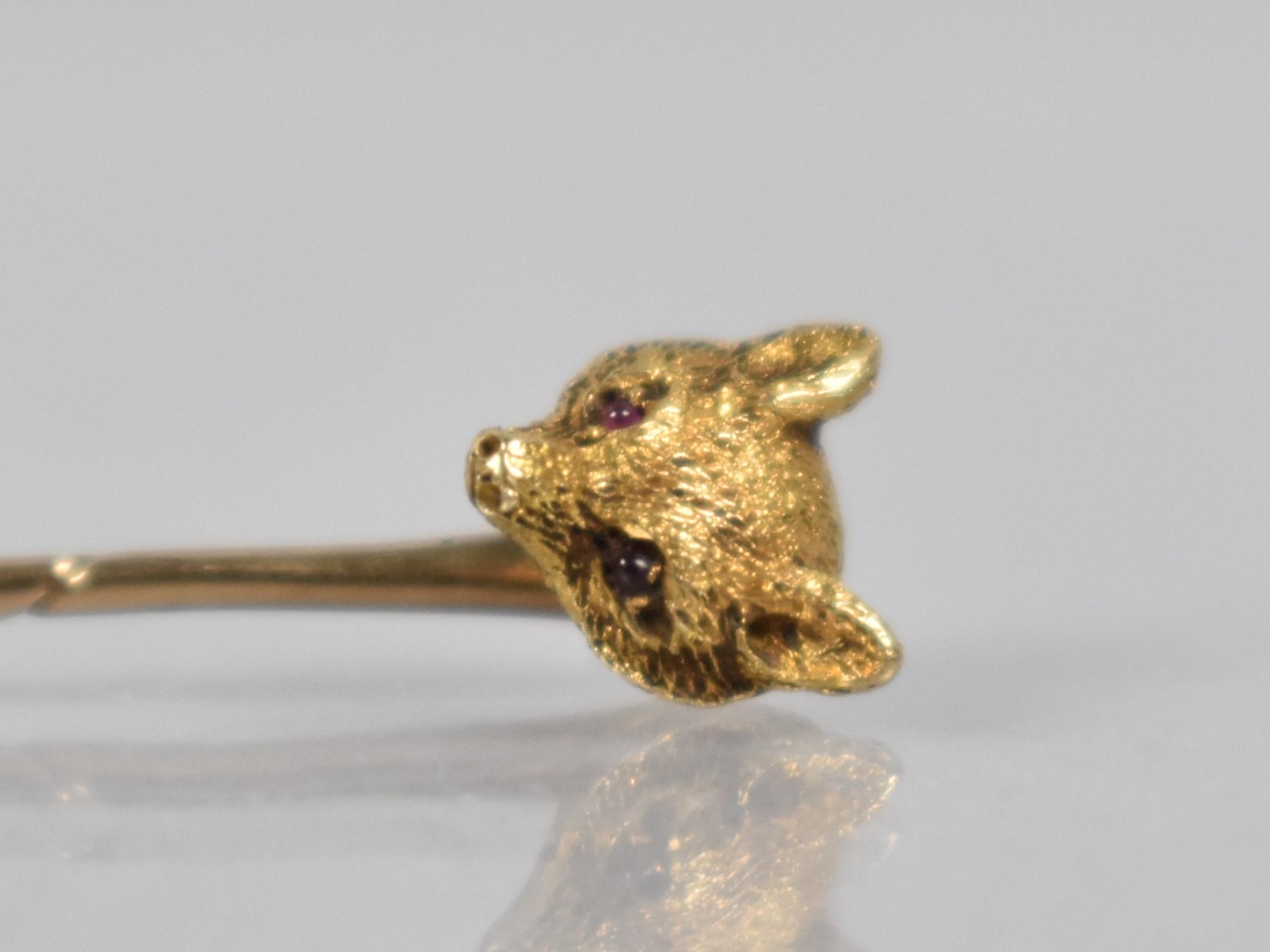 An Early 20th Century 18ct Gold and Ruby Mounted Tie/Cravat Pin, Realistically Modelled as a Foxes - Image 4 of 4