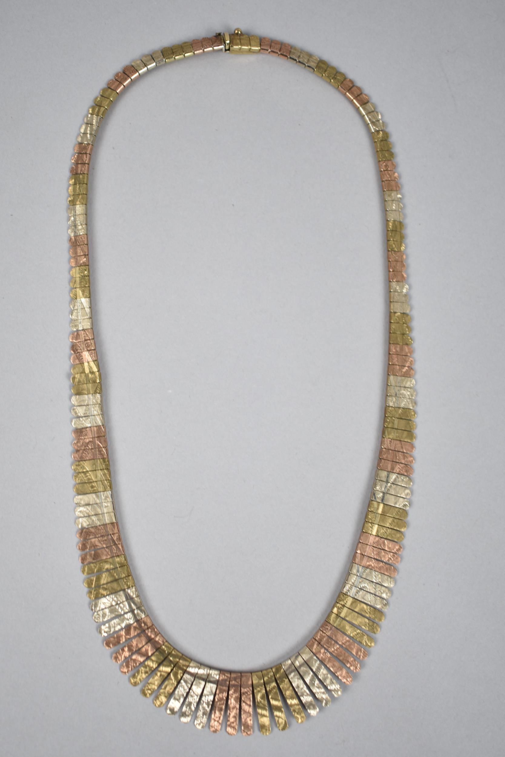 An Italian 9ct Tri Coloured Gold Cleopatra Fringe Necklace with Engraved Decoration, White, Yellow - Image 3 of 5