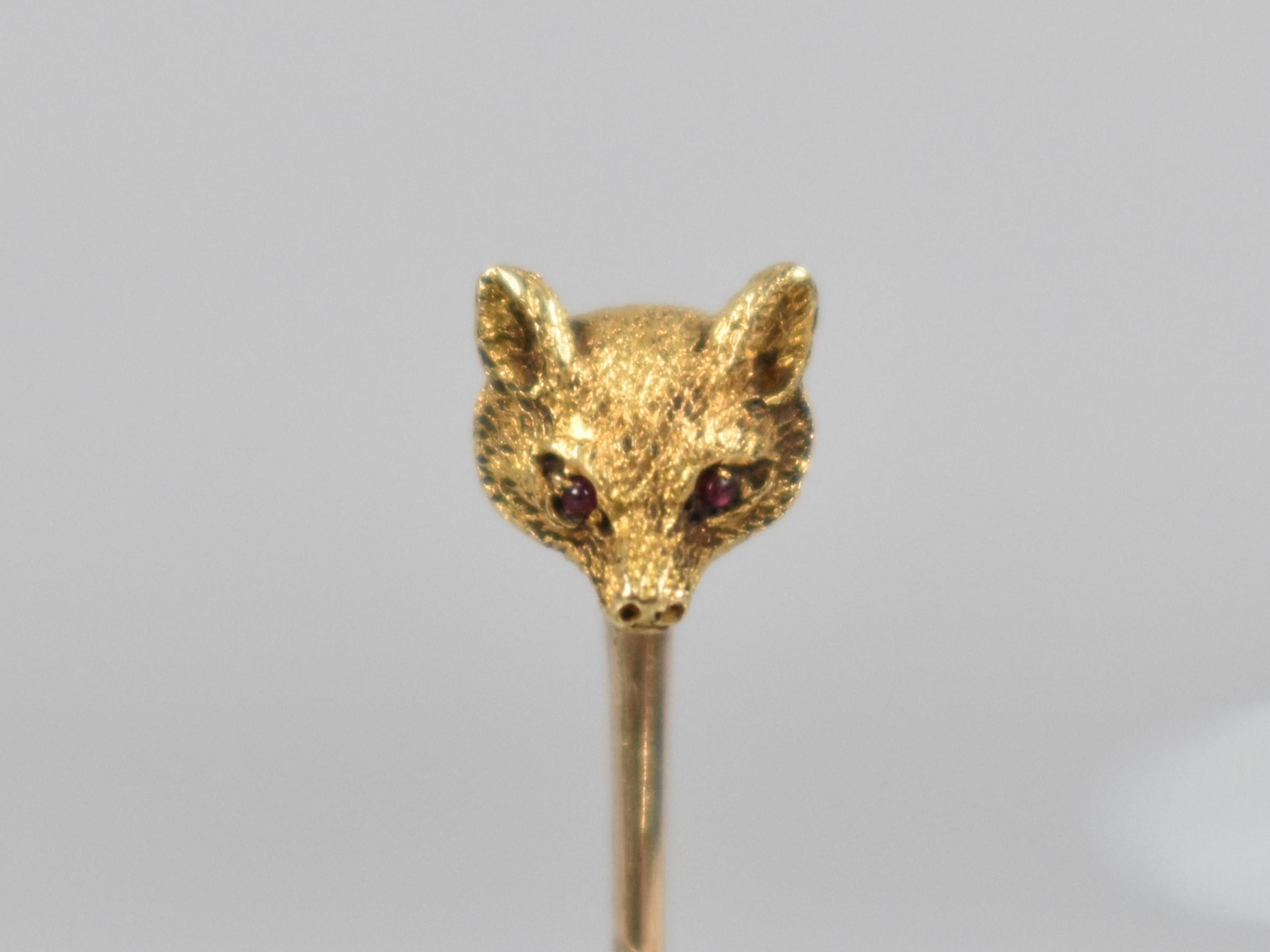 An Early 20th Century 18ct Gold and Ruby Mounted Tie/Cravat Pin, Realistically Modelled as a Foxes