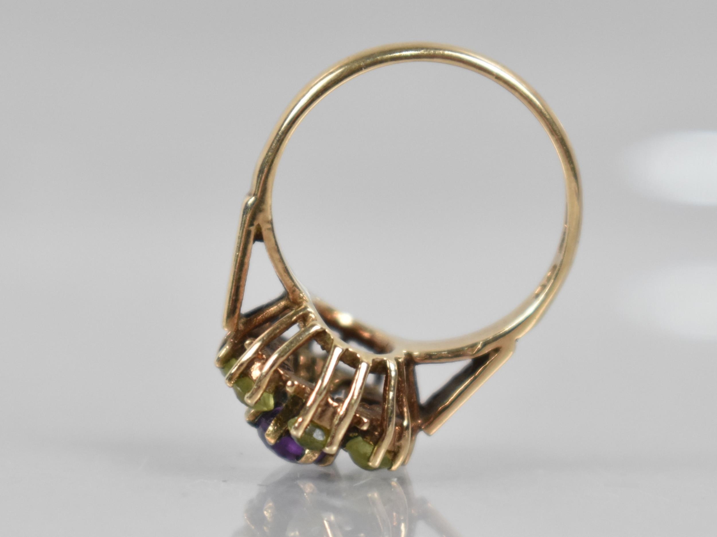 A 9ct Gold, Amethyst and Peridot Ring, Central Oval Cut Amethyst Measuring 7mm by 5.1mm in Eight - Image 4 of 4