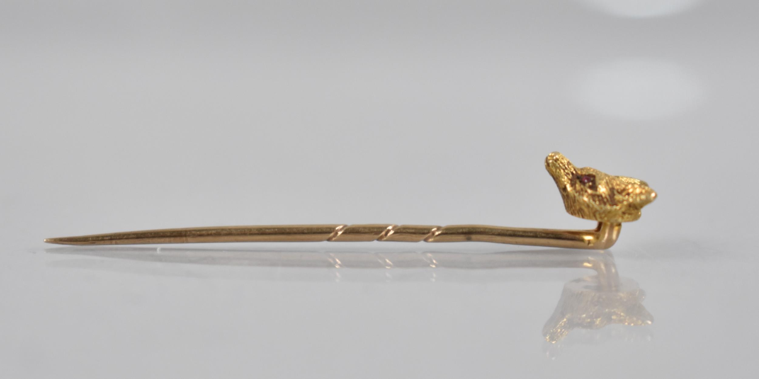 An Early 20th Century 18ct Gold and Ruby Mounted Tie/Cravat Pin, Realistically Modelled as a Foxes - Image 2 of 4