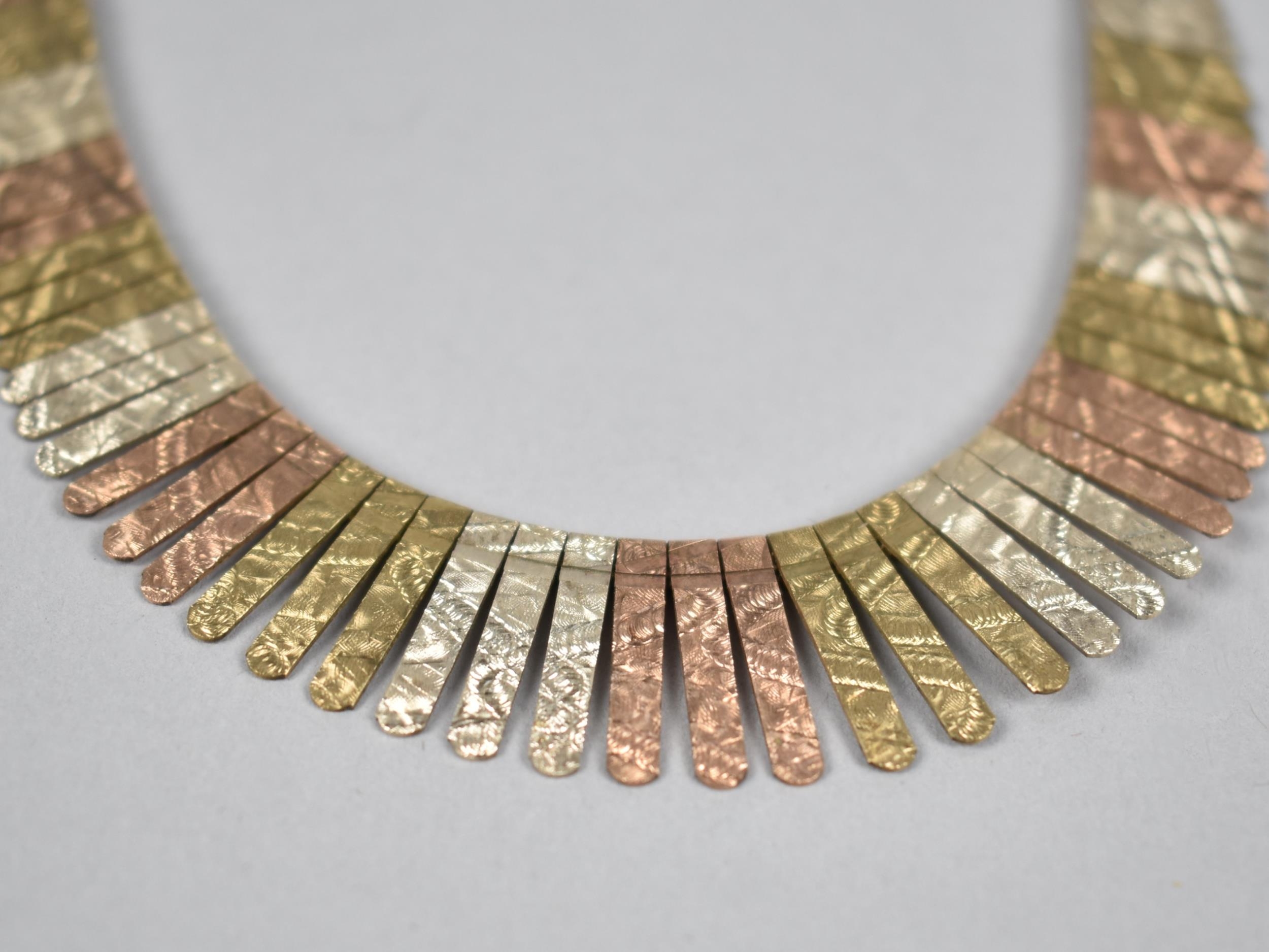 An Italian 9ct Tri Coloured Gold Cleopatra Fringe Necklace with Engraved Decoration, White, Yellow - Image 4 of 5