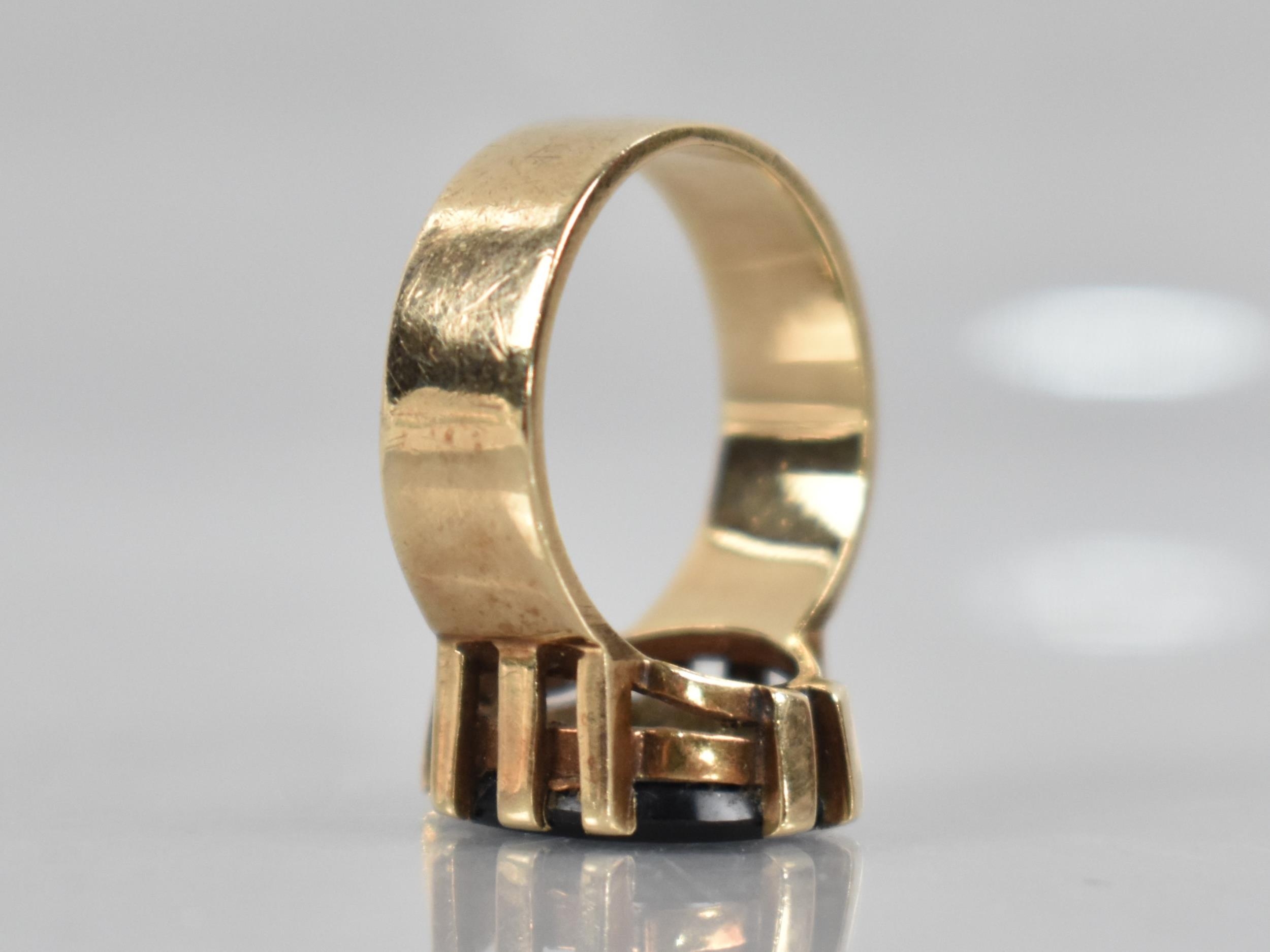 A Onyx and 9ct Gold Signet Ring, Oval Onyx Panel Measuring 14mm by 12.2mm Diameter Raised in Ten - Image 3 of 4